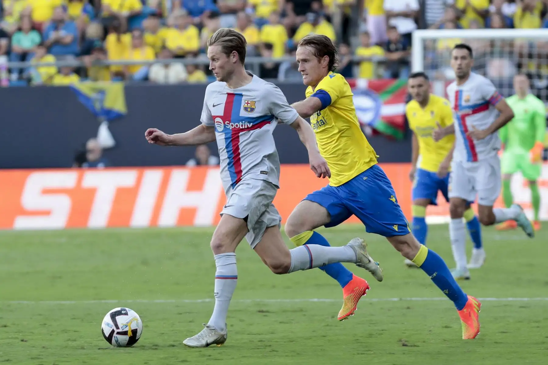 El centrocampista del Barcelona FC Frenkie De Jong (i) lucha por el balón con el centrocampista del Cádiz CF, Álex Fernández durante el partido de LaLiga que enfrenta al Cádiz CF y al Barcelona CF en el estadio Nuevo Mirandilla de Cádiz. Foto: EFE