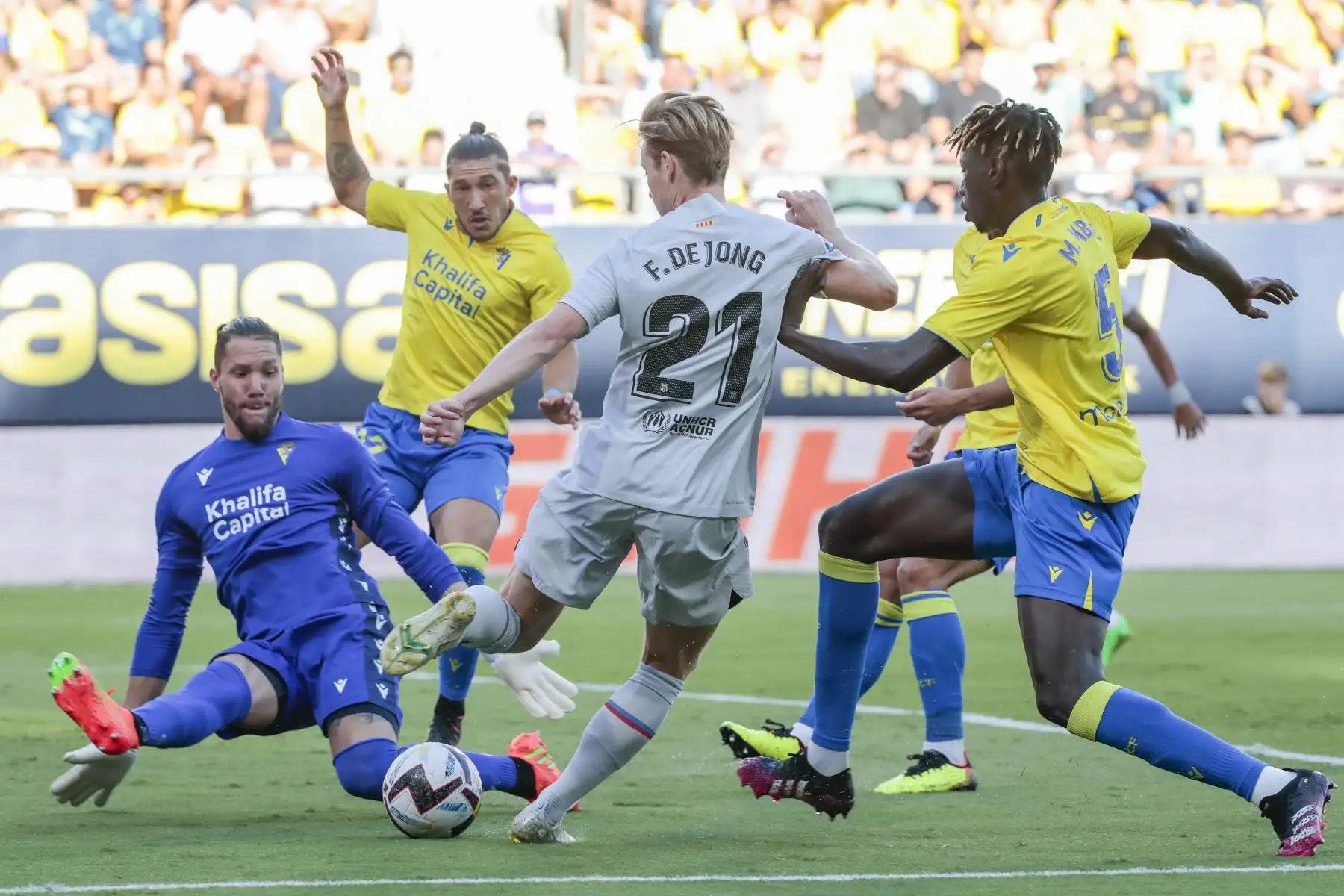 El centrocampista del FC Barcelona, Frenkie de Jong (d )intenta marcar frente al portero del Cádiz CF, Ledesma, durante el partido de LaLiga que enfrenta al Cádiz CF y al Barcelona CF en el estadio Nuevo Mirandilla de Cádiz. Foto: EFE