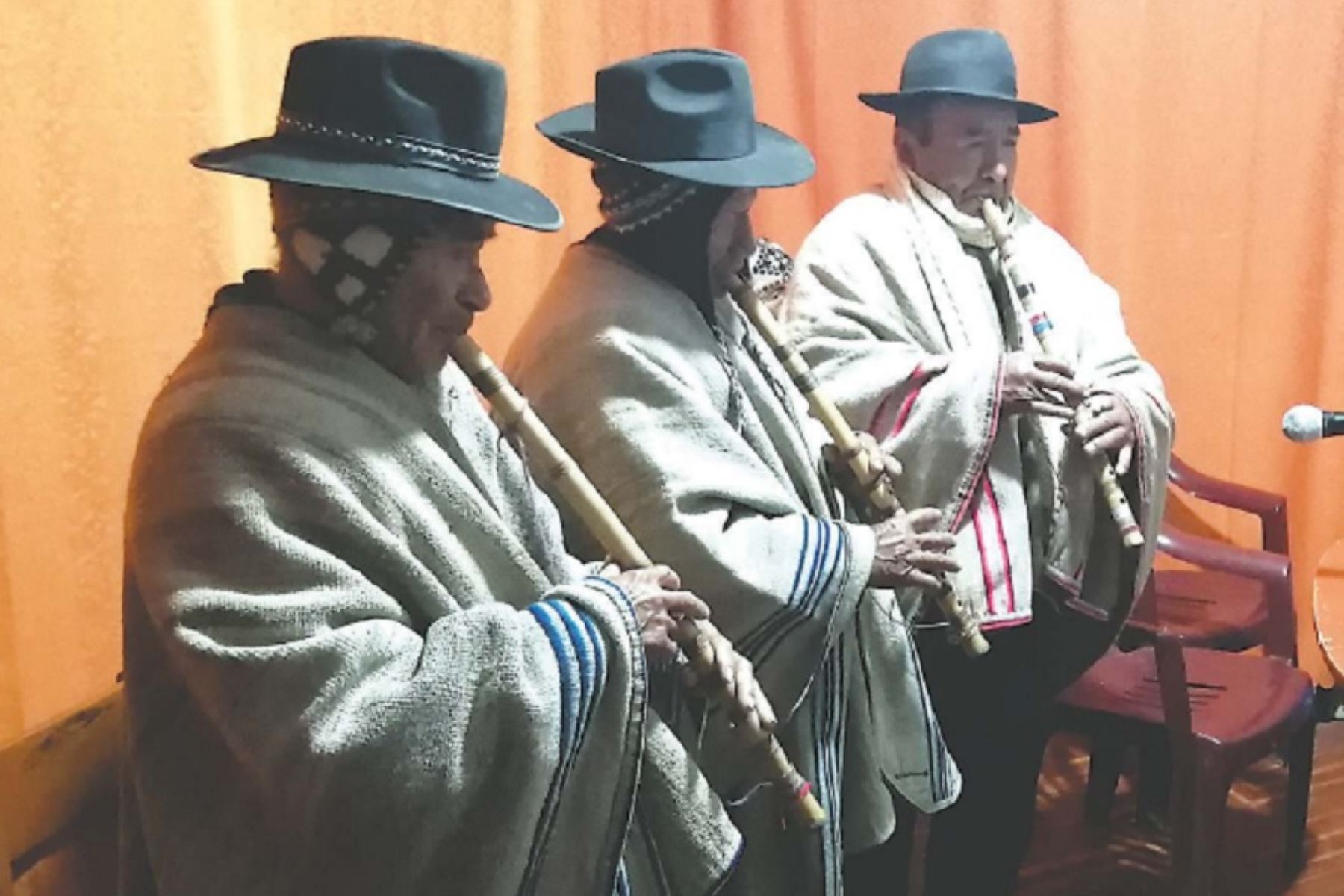 El programa semanal “Curaq tayta mamakunaq rimaynin”, frase quechua que significa “Las palabras de los padres mayores”, va de 5:30 a 6:30 de la mañana y es conducido por personas beneficiarias del Programa Nacional de Asistencia Solidaria Pensión 65,