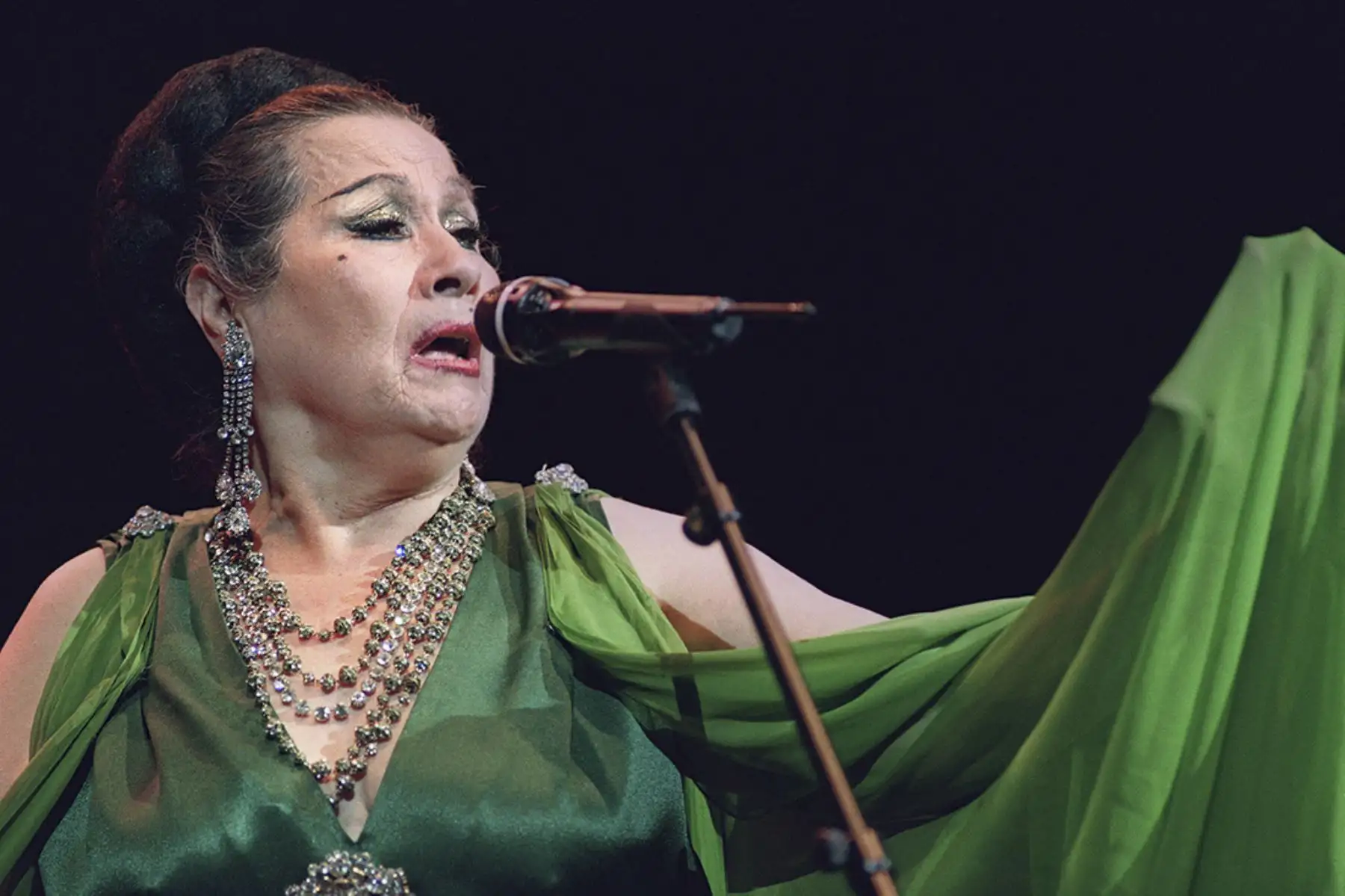 La soprano peruana Yma Sumac se presenta en el Festival Musical de Primavera, el 1 de mayo de 1992, en Bourges, Francia. Foto: AFP