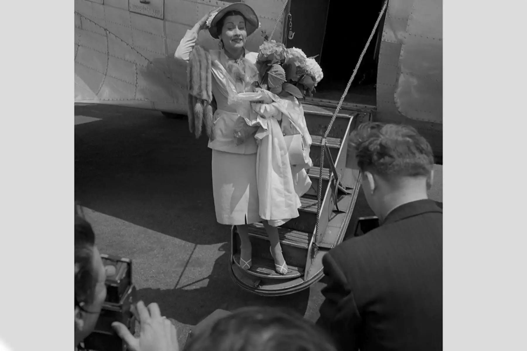 La soprano peruana Yma Sumac llega al aeropuerto de Le Bourget, París, el 23 de junio de 1952. Foto:  AFP