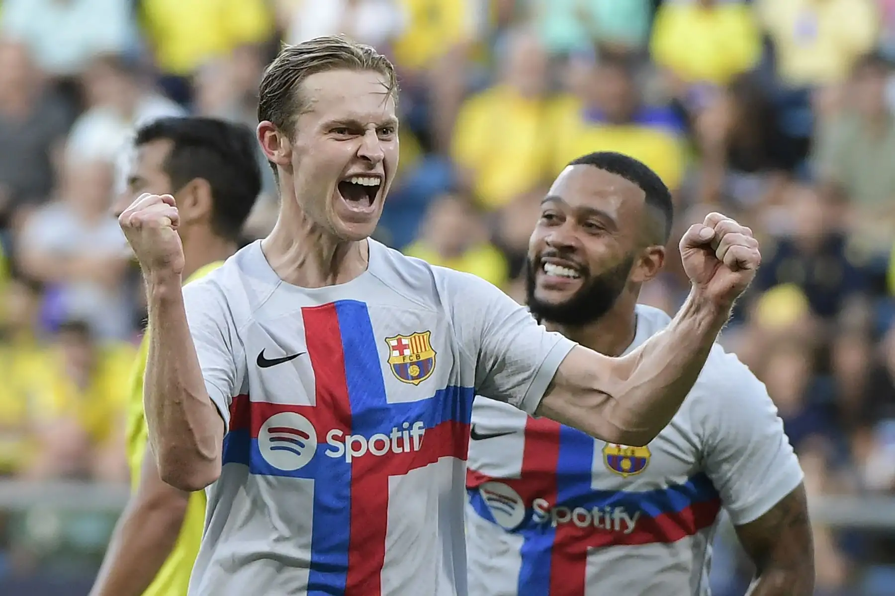 El centrocampista holandés Frenkie De Jong del Barcelona celebra después de marcar el primer gol de su equipo durante el partido de fútbol de la liga española entre el Cádiz CF y el FC Barcelona en el estadio Nuevo Mirandilla de Cádiz. Foto: AFP