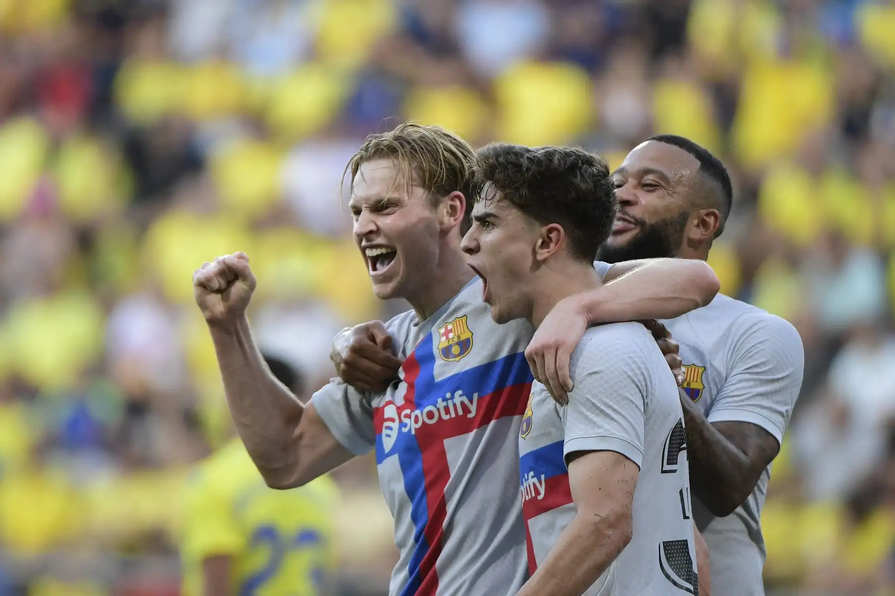 El centrocampista holandés Frenkie De Jong (L) de Barcelona celebra con sus compañeros de equipo después de marcar el primer gol de su equipo durante el partido de fútbol de la liga española entre el Cádiz CF y el FC Barcelona en el estadio Nuevo Mirandilla de Cádiz. Foto: AFP