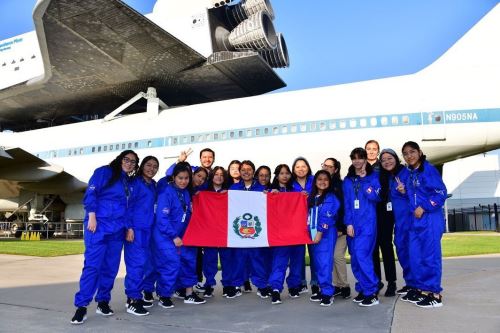 En una emotiva ceremonia se dio por terminada la misión Ella es Astronauta, en la que participaron catorce estudiantes peruanas. Por una semana fueron capacitadas en el Centro Espacial Houston de NASA. Ahora ellas regresan a nuestro país siendo agentes de cambio y astronautas de sus vidas