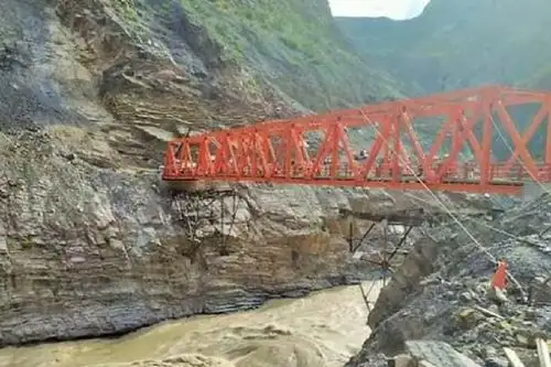 Con el objetivo de impulsar la competitividad de la región Cusco, el Ministerio de Transportes y Comunicaciones (MTC), a través de Provías Nacional (PVN), trabaja en la instalación de tres puentes modulares en la provincia de Canas, que se ubican en la ruta nacional PE-34F. Foto: ANDINA/difusión.