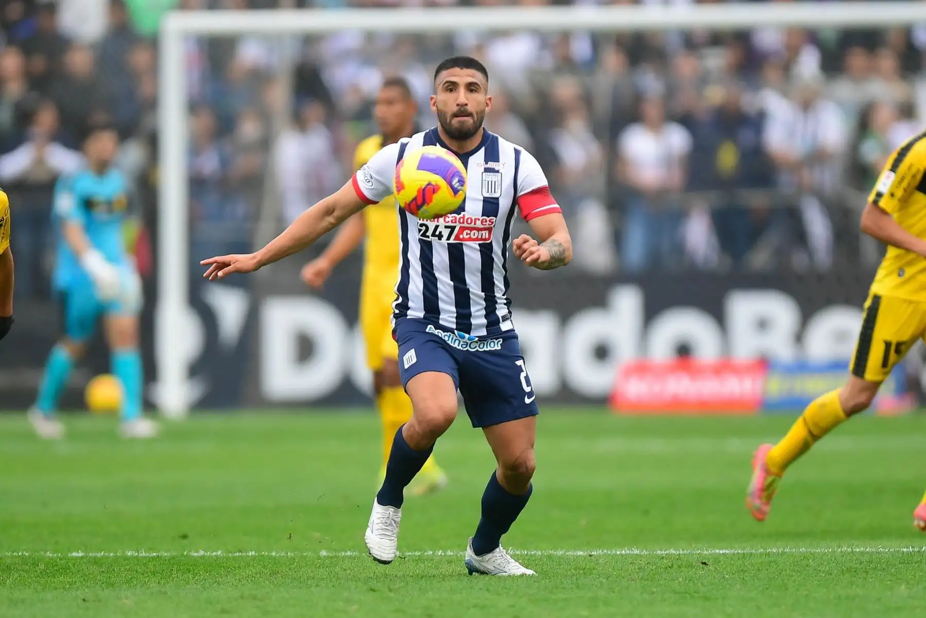 Josepmir Ballón de Alianza Lima controla el balón durante partido frente a Cantolao que igualaron 0 a 0 por la fecha 11 del Torneo Clausura de la Liga 1, en el estadio Alejandro Villanueva. Foto: Liga 1