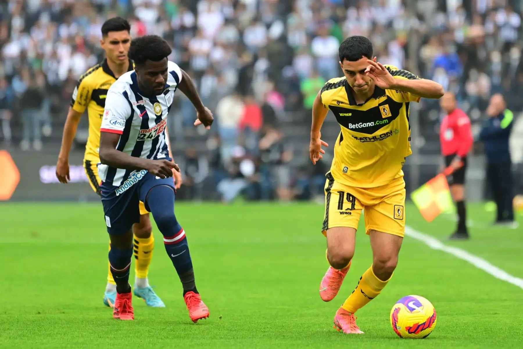 Christian Ramos de Alianza Lima disputa el balón con su rival de Cantolao durante partido que igualaron 0 a 0 por la fecha 11 del Torneo Clausura de la Liga 1, en el estadio Alejandro Villanueva. Foto: Liga 1
