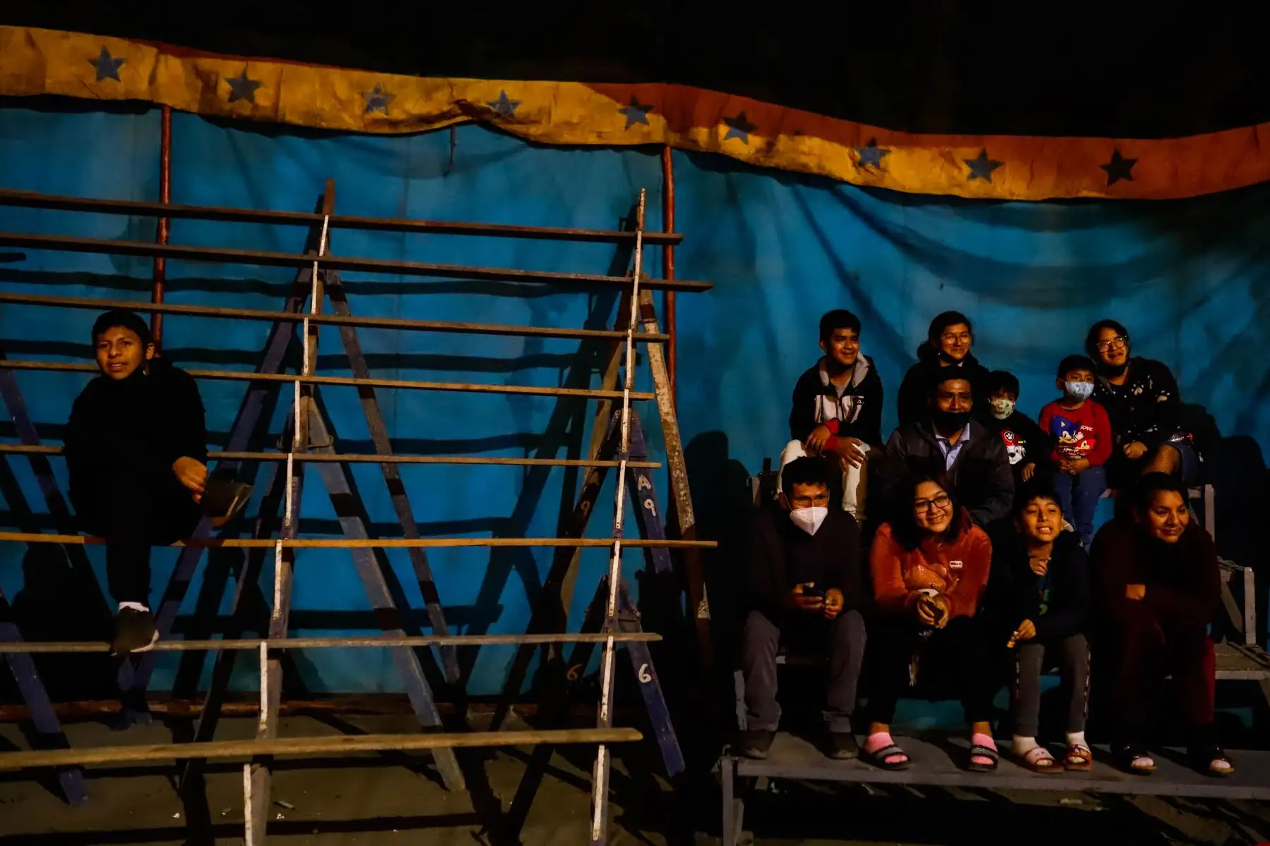 Decenas de personas llegan para disfrutar en familia del show que ofrecen los artistas circenses. Foto: ANDINA/Renato Pajuelo