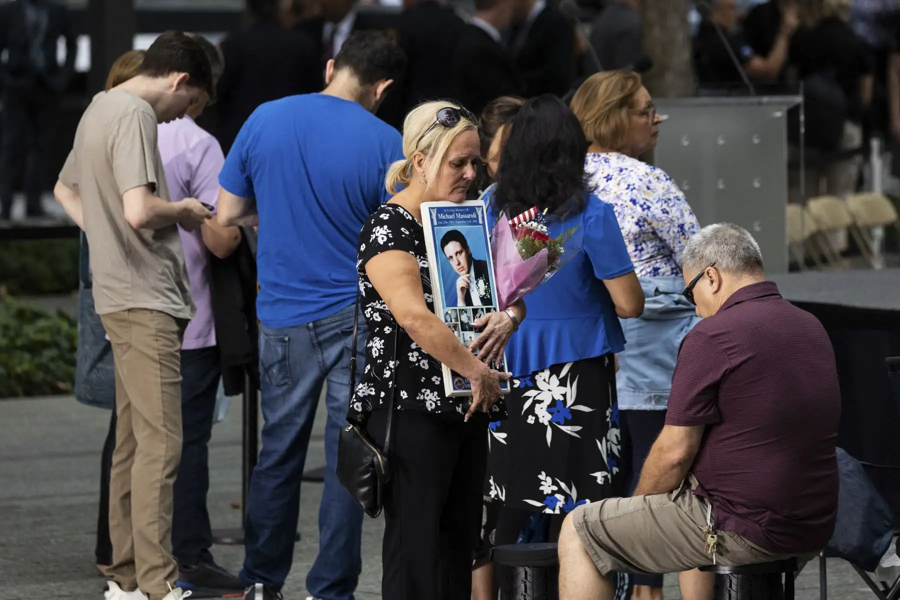 Familiares de las víctimas colocan banderas estadounidenses en el monumento conmemorativo del 11 de septiembre en la ciudad de Nueva York el 11 de septiembre de 2022, en el 21.º aniversario de los ataques contra el World Trade Center, el Pentágono y Shanksville, Pensilvania. Foto: AFP