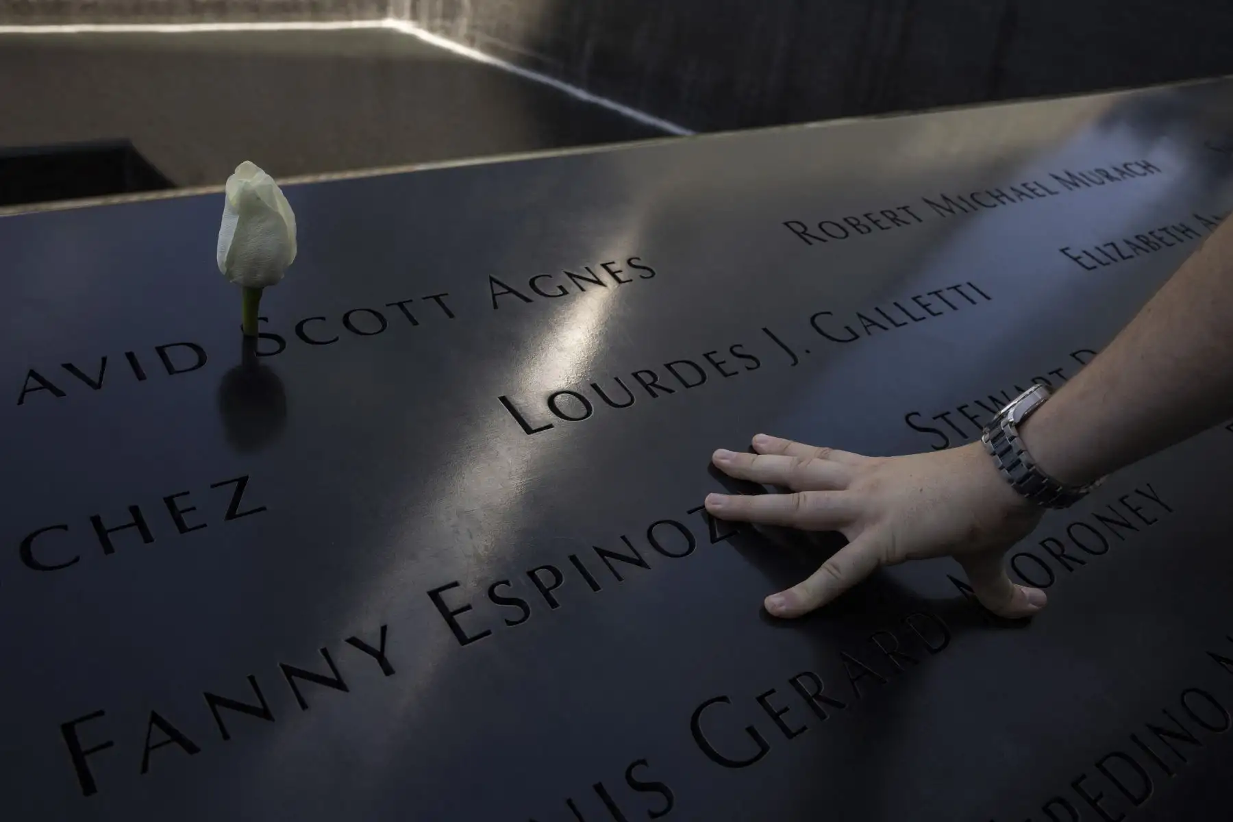 Un visitante pone una mano en el Memorial del 11 de septiembre en Nueva York recordando el  21 aniversario de los ataques al World Trade Center, el Pentágono y Shanksville, Pensilvania. Foto: AFP