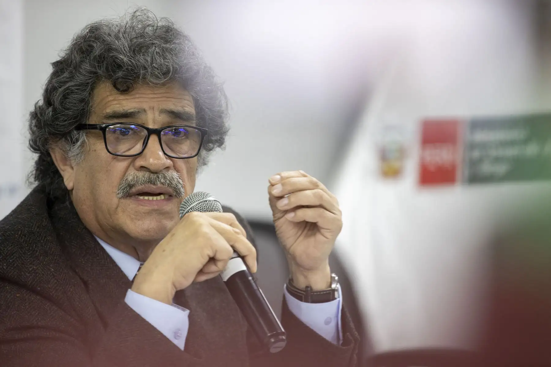 Ministro de Desarrollo Agrario y Riego, Andrés Alencastre, acompañado del Jefe de Gabinete de asesores, Walter Aguirre, se pronuncia sobre el fallido proceso internacional de compra de urea. Foto: ANDINA/Carla Patiño