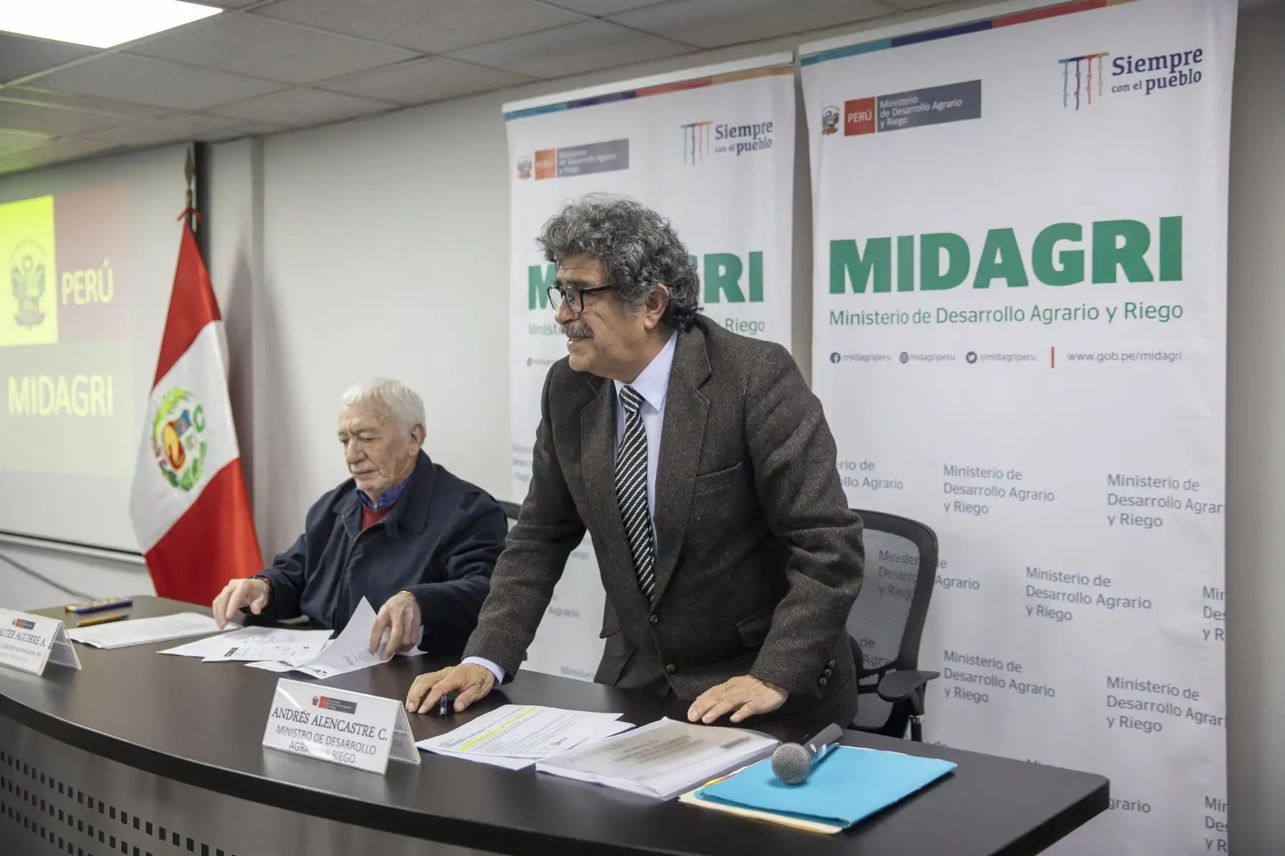 Ministro de Desarrollo Agrario y Riego, Andrés Alencastre, acompañado del Jefe de Gabinete de asesores, Walter Aguirre, se pronuncia sobre el fallido proceso internacional de compra de urea. Foto: ANDINA/Carla Patiño