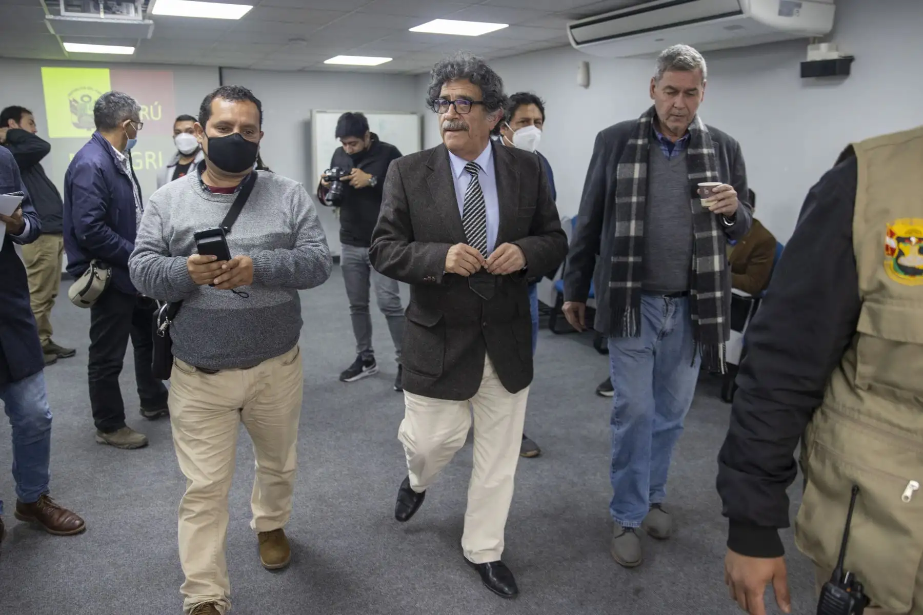 Ministro de Desarrollo Agrario y Riego, Andrés Alencastre, acompañado del Jefe de Gabinete de asesores, Walter Aguirre, se pronuncia sobre el fallido proceso internacional de compra de urea. Foto: ANDINA/Carla Patiño