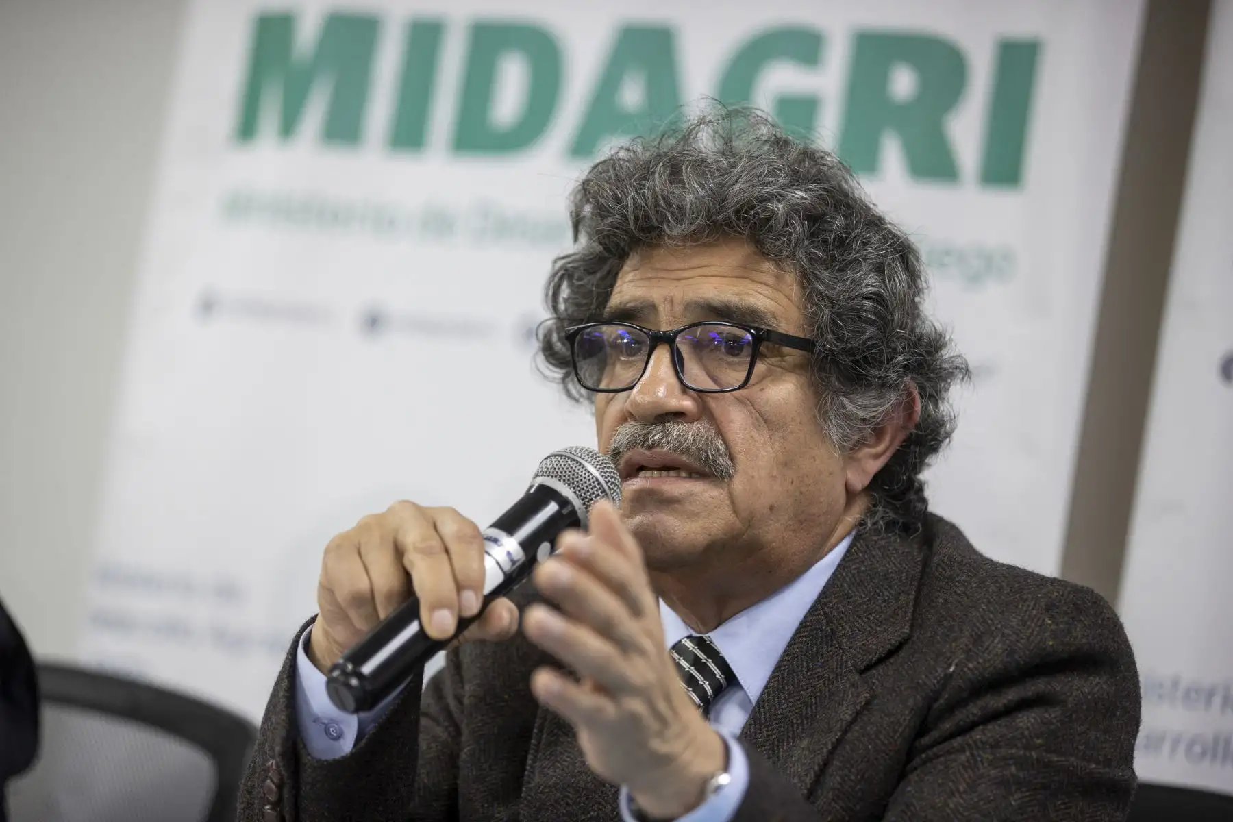 Ministro de Desarrollo Agrario y Riego, Andrés Alencastre, acompañado del Jefe de Gabinete de asesores, Walter Aguirre, se pronuncia sobre el fallido proceso internacional de compra de urea. Foto: ANDINA/Carla Patiño