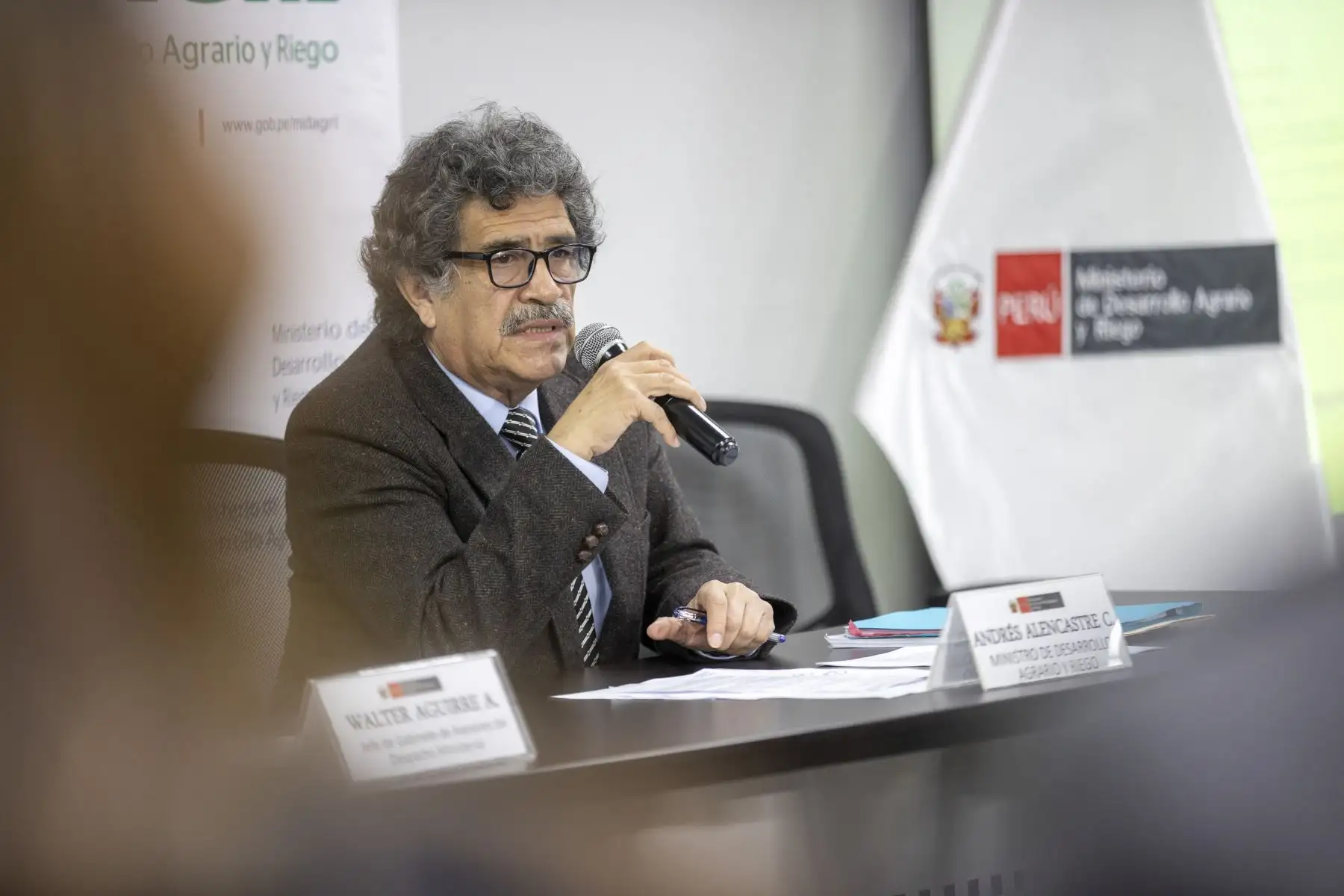 Ministro de Desarrollo Agrario y Riego, Andrés Alencastre, acompañado del Jefe de Gabinete de asesores, Walter Aguirre, se pronuncia sobre el fallido proceso internacional de compra de urea. Foto: ANDINA/Carla Patiño