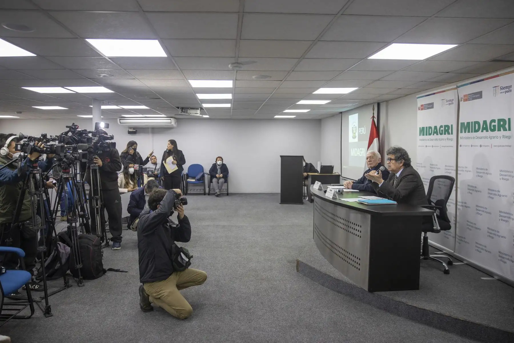 Ministro de Desarrollo Agrario y Riego, Andrés Alencastre, acompañado del Jefe de Gabinete de asesores, Walter Aguirre, se pronuncia sobre el fallido proceso internacional de compra de urea. Foto: ANDINA/Carla Patiño