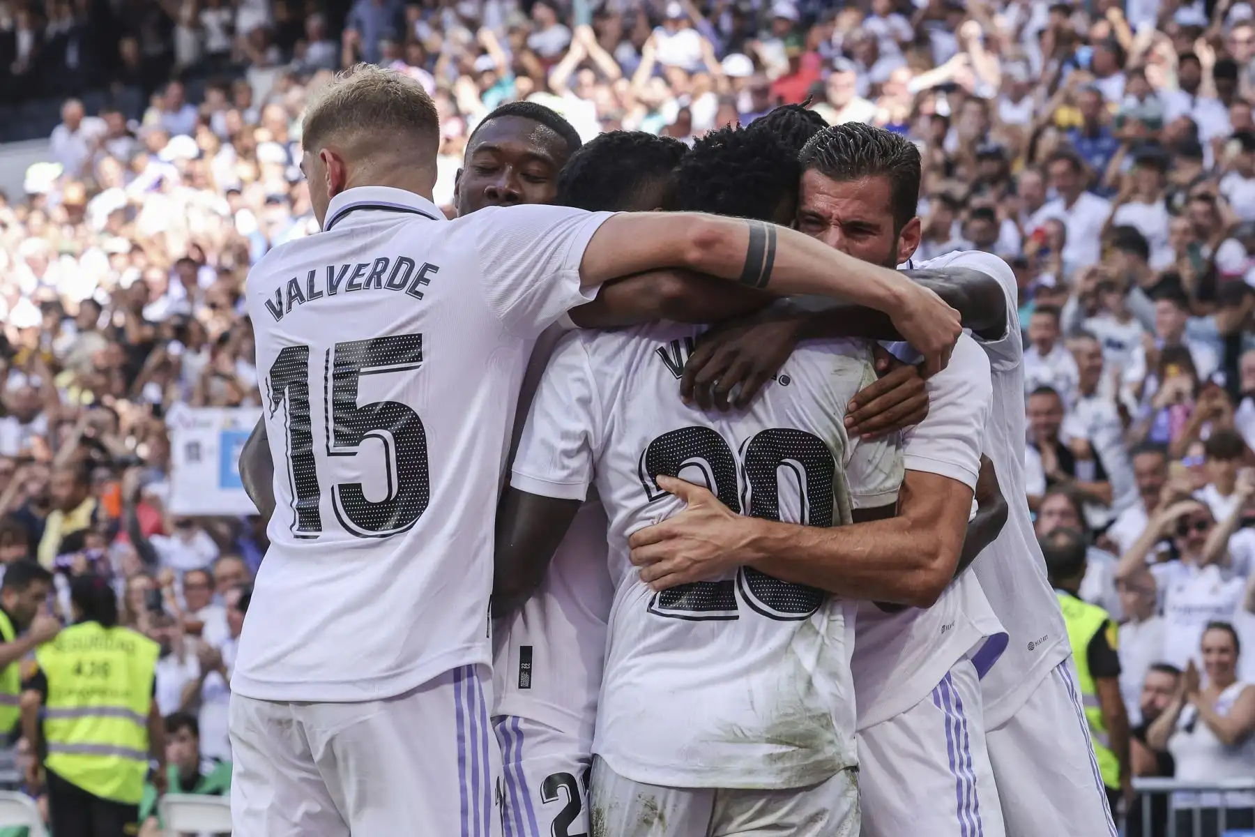 El delantero brasileño del Real Madrid Vinicius Junior (C) celebra con sus compañeros después de marcar el segundo gol de su equipo durante el partido de fútbol de la liga española entre el Real Madrid CF y el RCD Mallorca en el estadio Santiago Bernabéu de Madrid. Foto: AFP