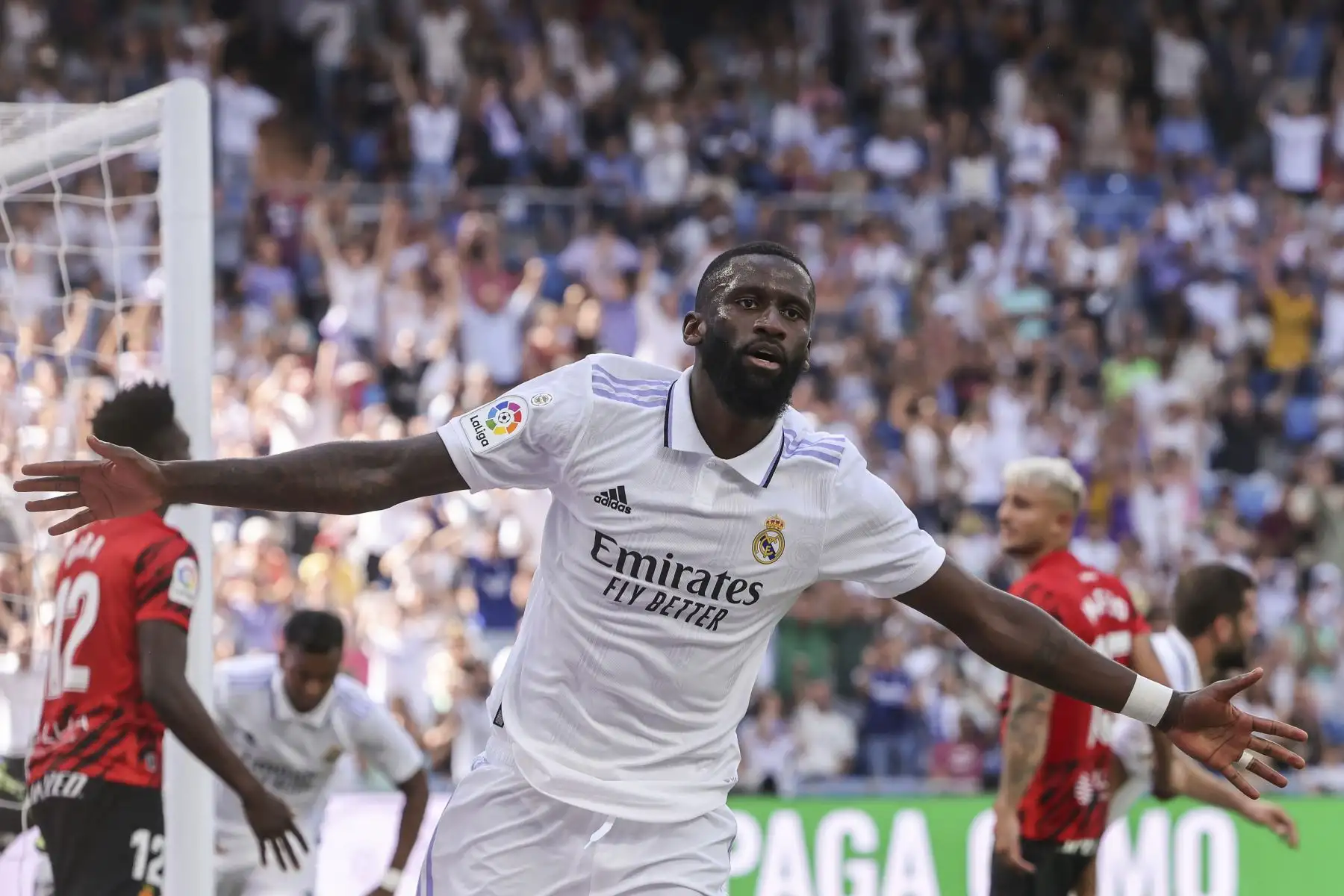 El defensa alemán del Real Madrid, Antonio Rudiger, celebra después de marcar el cuarto gol de su equipo durante el partido de fútbol de la liga española entre el Real Madrid CF y el RCD Mallorca en el estadio Santiago Bernabeu de Madrid. Foto: AFP
