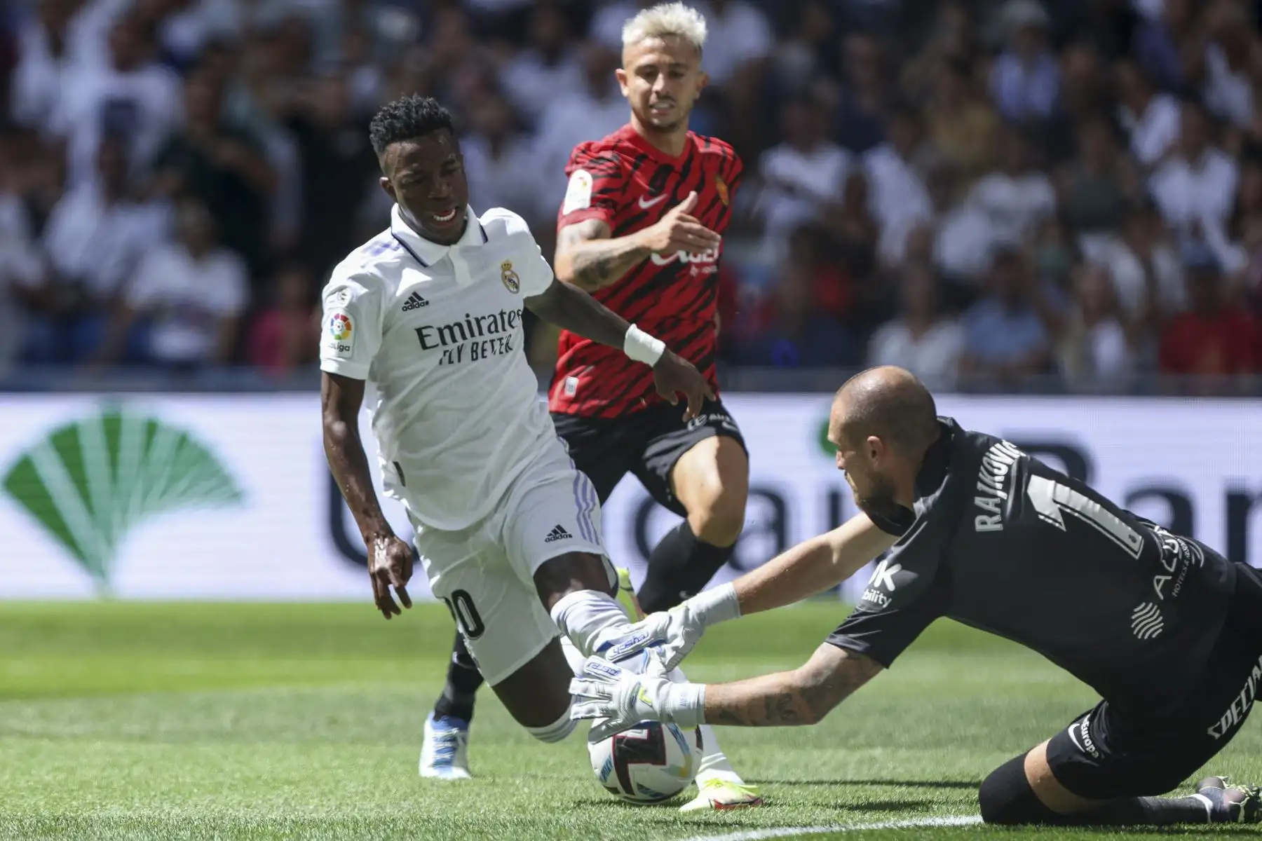 El delantero brasileño del Real Madrid, Vinicius Junior (L), lucha por el balón con el portero serbio del Real Mallorca, Pedrag Rajkovic, durante el partido de fútbol de la liga española entre el Real Madrid CF y el RCD Mallorca en el estadio Santiago Bernabeu. Foto: AFP