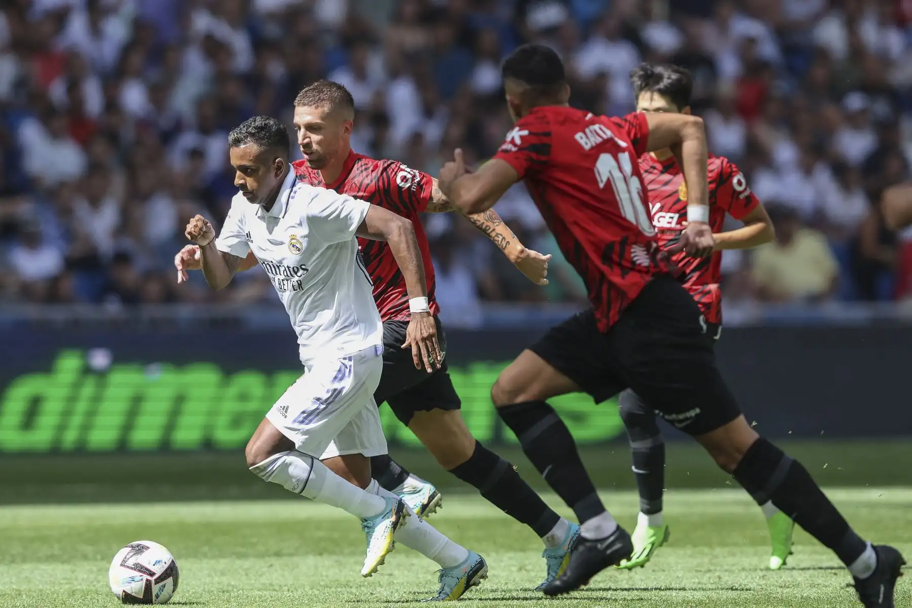 El delantero brasileño del Real Madrid Rodrygo (L) corre con el balón durante el partido de fútbol de la liga española entre el Real Madrid CF y el RCD Mallorca en el estadio Santiago Bernabéu de Madrid. Foto: AFP