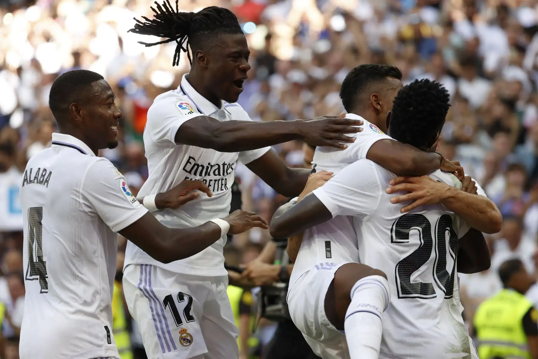 El delantero brasileño del Real Madrid, Vinicius Jr, celebra con sus compañeros, Rodrygo, Eduardo Camavinga y David Alaba, marcar el 2-1 ante el RCD Mallorca durante el partido correspondiente a la jornada 5 de LaLiga disputado ante el RCD Mallorca, este domingo en el estadio Santiago Bernabéu. Foto: EFE