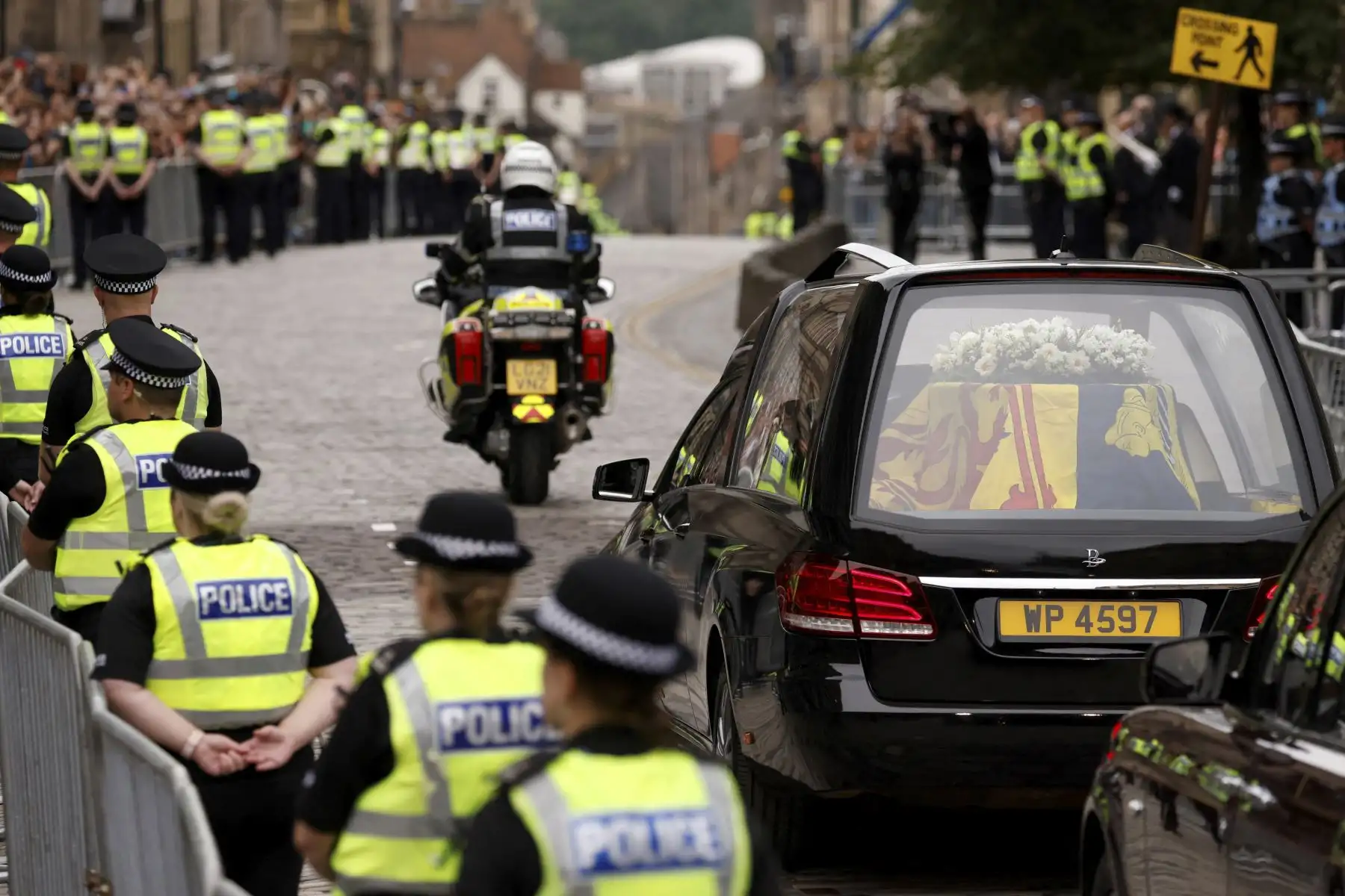 El coche fúnebre que lleva el ataúd de la reina Isabel II, envuelto en el estandarte real de Escocia, es conducido a través de Edimburgo hacia el Palacio de Holyroodhouse. Foto: AFP