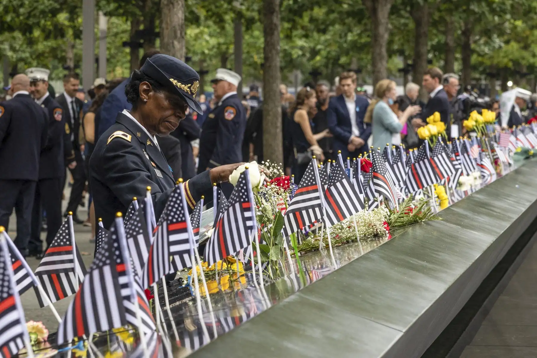 La Coronel Davis mira una fotografía de su colega, el Capitán Micheal Dermott Mullan, en el 9/11 Memorial en la ciudad de Nueva York, el 11 de septiembre de 2022, en el 21 aniversario de los ataques al World Trade Center, el Pentágono y Shanksville, Pensilvania. Foto: AFP