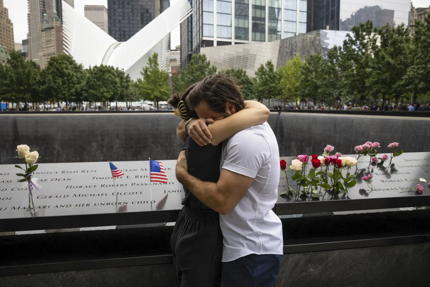 La gente se abraza en el Memorial del 11 de septiembre en la ciudad de Nueva York, el 11 de septiembre de 2022, en el 21 aniversario de los ataques contra el World Trade Center, el Pentágono y Shanksville, Pensilvania. Foto: AFP