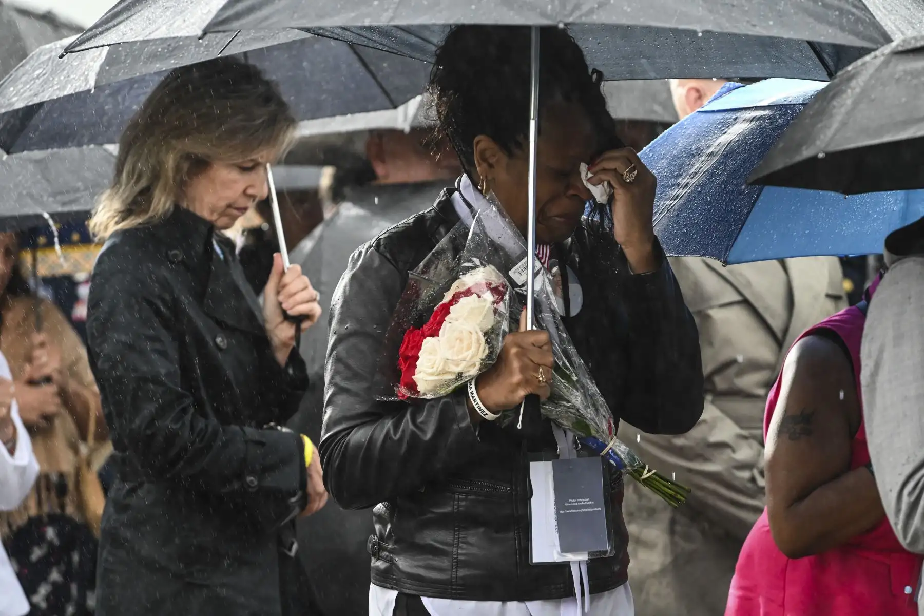 Un familiar de una persona que murió durante los ataques terroristas del 11 de septiembre el 11 de septiembre de 2001, llora durante una ceremonia de recuerdo en el Pentágono en Washington, DC, el 11 de septiembre de 2022. Foto: AFP