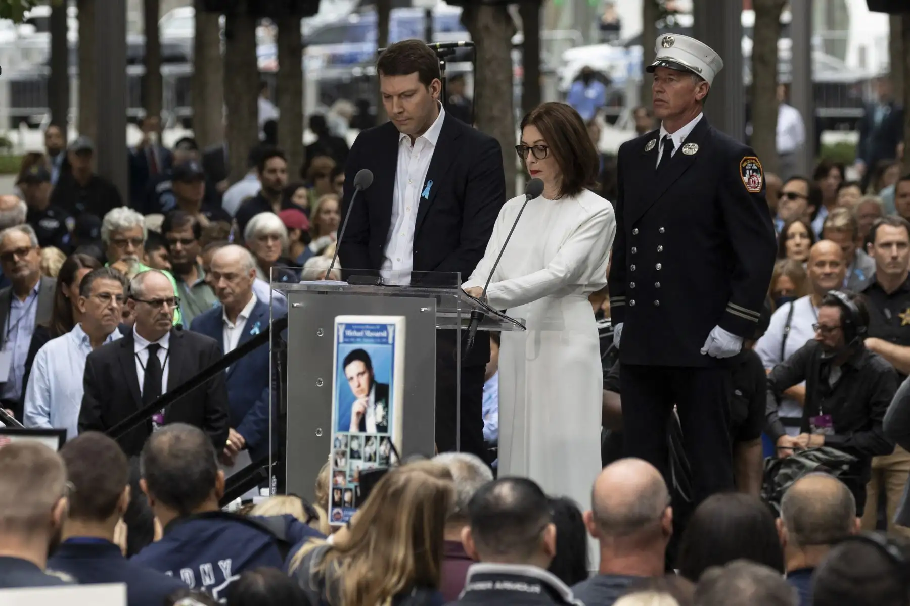 Los nombres de las víctimas se leen durante una ceremonia de recordación en el 9/11 Memorial en la ciudad de Nueva York el 11 de septiembre de 2022, en el 21 aniversario de los ataques contra el World Trade Center, el Pentágono y Shanksville, Pensilvania. Foto: AFP