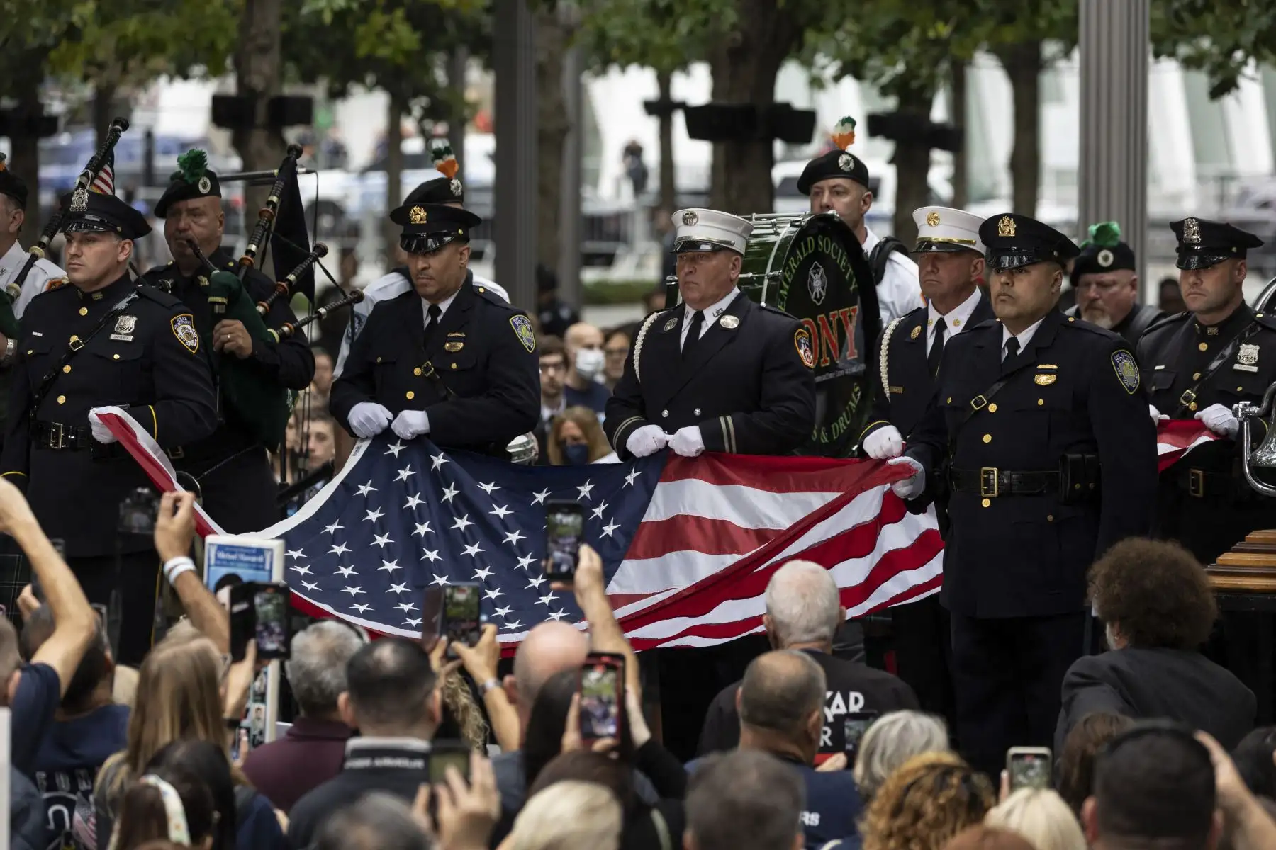 Los miembros del Departamento de Bomberos de Nueva York levantan una bandera estadounidense en el Memorial del 11 de septiembre en la ciudad de Nueva York el 11 de septiembre de 2022, en el 21 aniversario de los ataques contra el World Trade Center, el Pentágono y Shanksville, Pensilvania. Foto: AFP