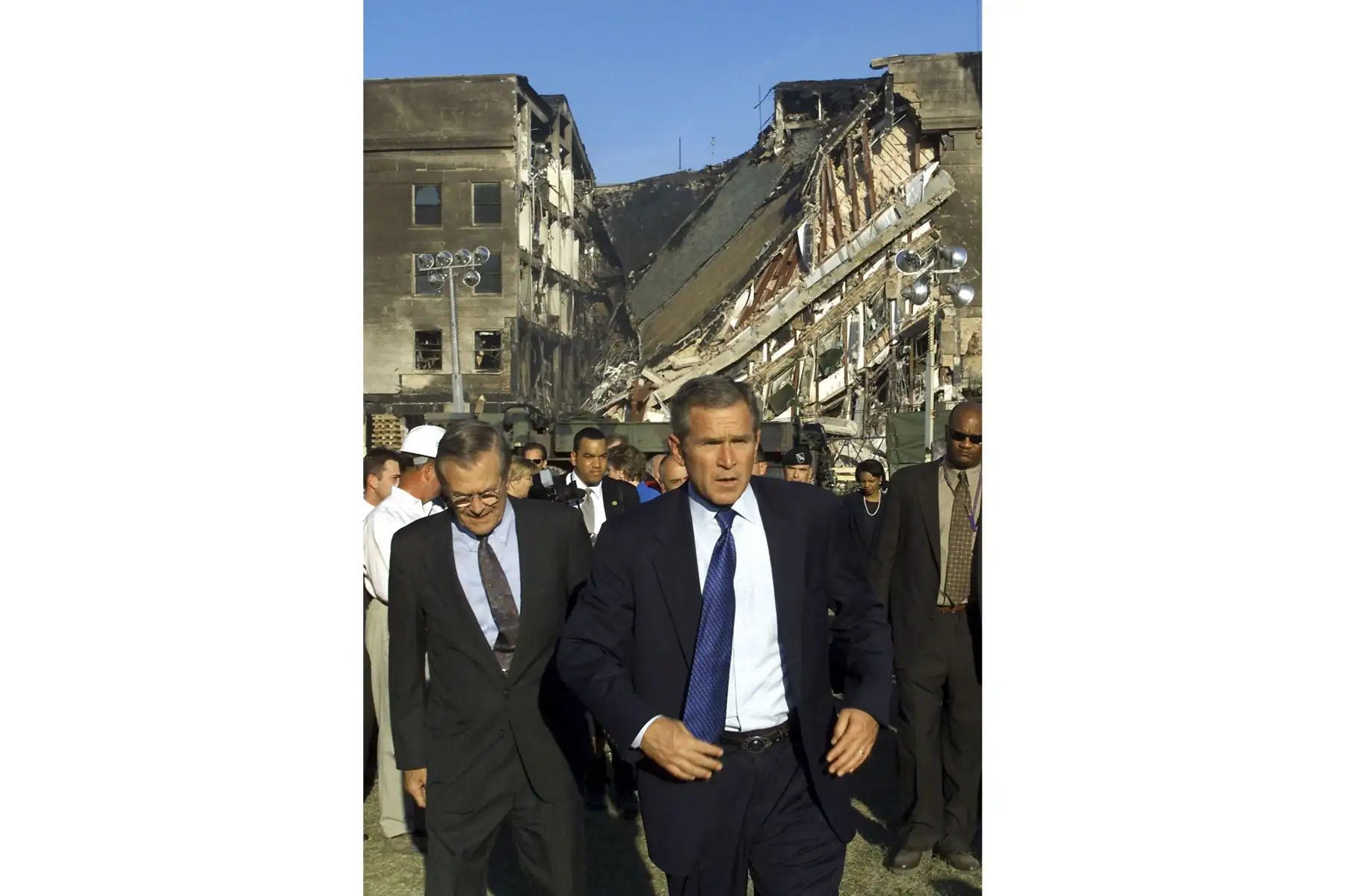 El presidente estadounidense George W. Bush  y el secretario de Defensa estadounidense Donald Rumsfeld recorren el área de impacto  en el Pentágono el 12 de septiembre de 2001. Foto: AFP