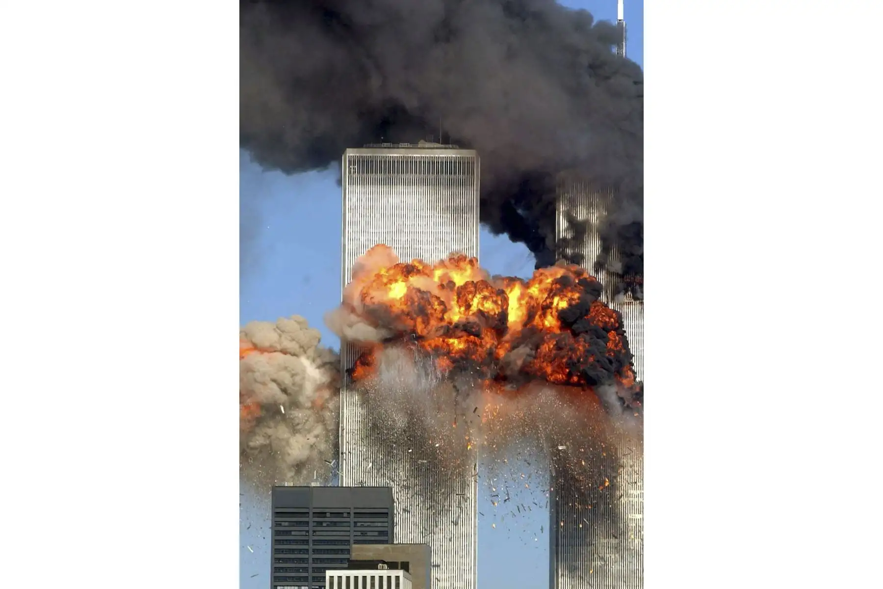 La foto de archivo del 11 de septiembre de 2001 muestra el vuelo 175 de United Airlines secuestrado de Boston que se estrella contra la torre sur del World Trade Center a las 9:03 a.m. en la ciudad de Nueva York. Foto: AFP