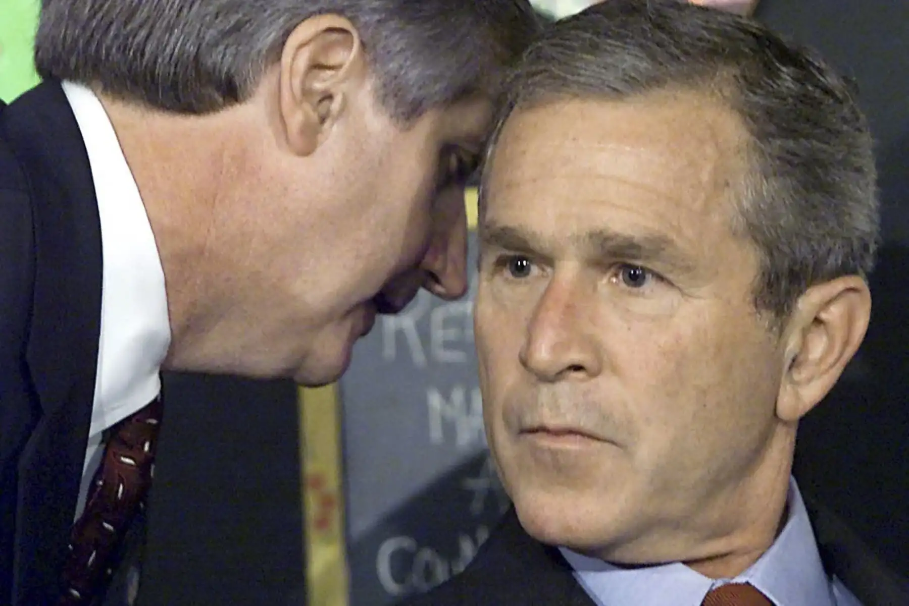 La foto del 11 de septiembre de 2001 muestra al presidente estadounidense George W. Bush (derecha) siendo informado por su jefe de gabinete, Andrew Card, de los ataques al World Trade Center en Nueva York. Foto: AFP