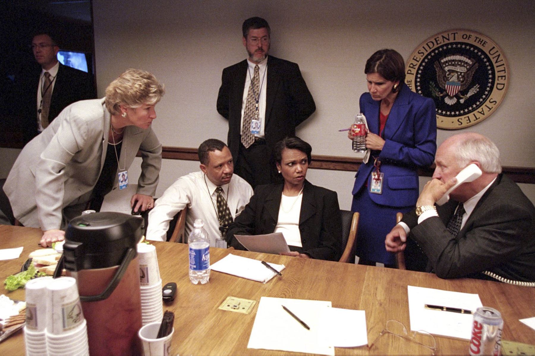 En esta foto publicada por la Casa Blanca el 16 de septiembre de 2001, el vicepresidente de los Estados Unidos, Dick Cheney (der.), habla por teléfono con el presidente de los Estados Unidos, George W. Bush, desde el centro de operaciones de la Casa Blanca en Washington, DC, el 11 de septiembre de 2001, mientras la Casa Blanca comienza a lidiar con los ataques terroristas del día en Nueva York y Washington. Foto: AFP