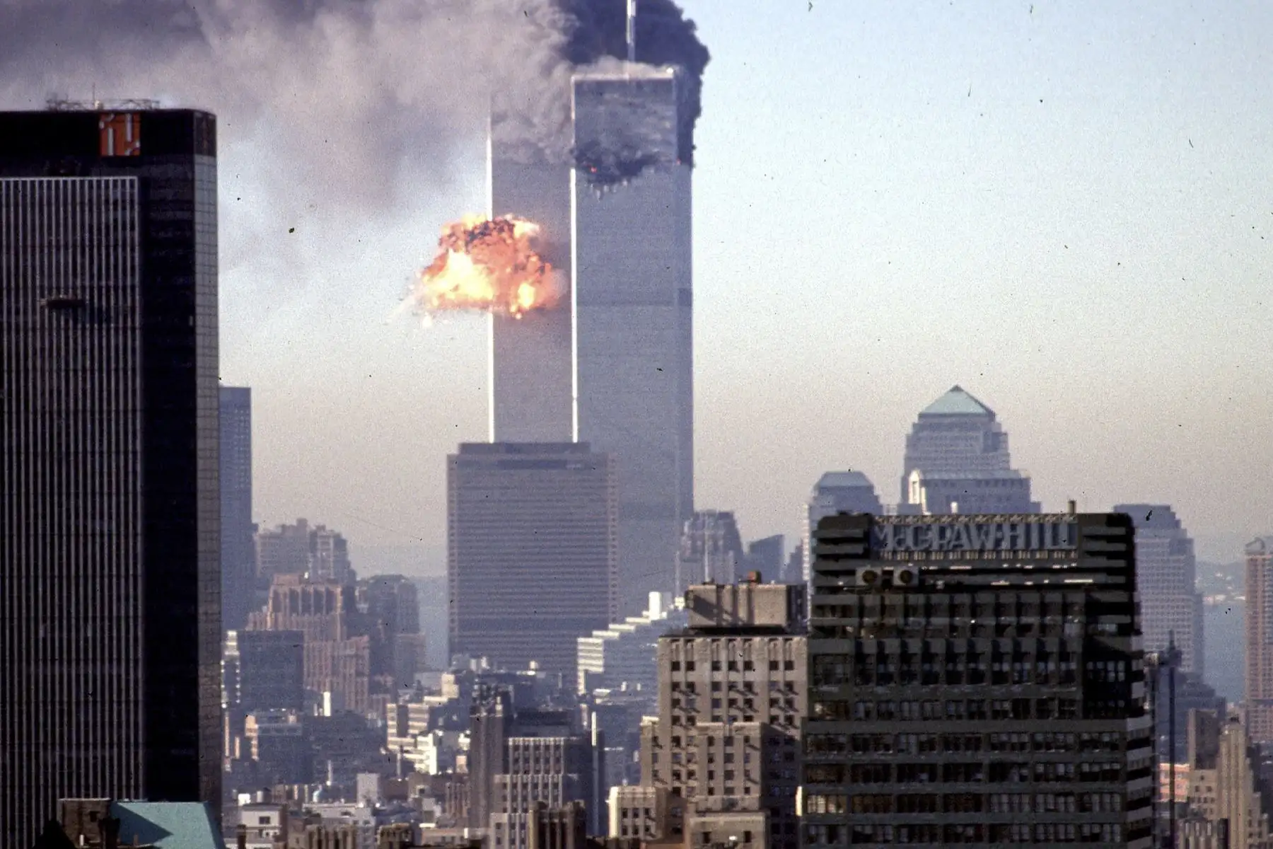 Un avión comercial secuestrado se estrella contra el World Trade Center el 11 de septiembre de 2001 en Nueva York. Los emblemáticos rascacielos fueron destruidos en el ataque. Foto: AFP