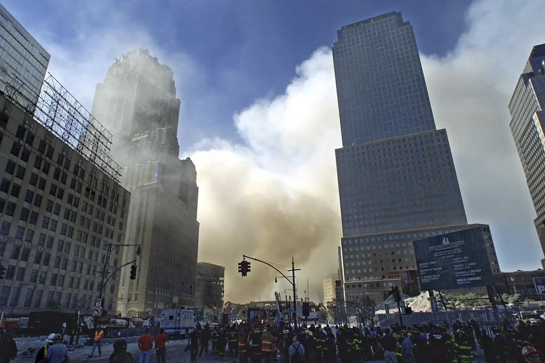 En esta foto de archivo tomada el 12 de septiembre de 2001, el humo sale de la escena del World Trade Center en Nueva York después de los ataques del 11 de septiembre. - Mucho más allá de las casi 3.000 personas muertas y más de 6.000 heridas en el derrumbe del WTC, la ciudad de Nueva York. Foto: AFP