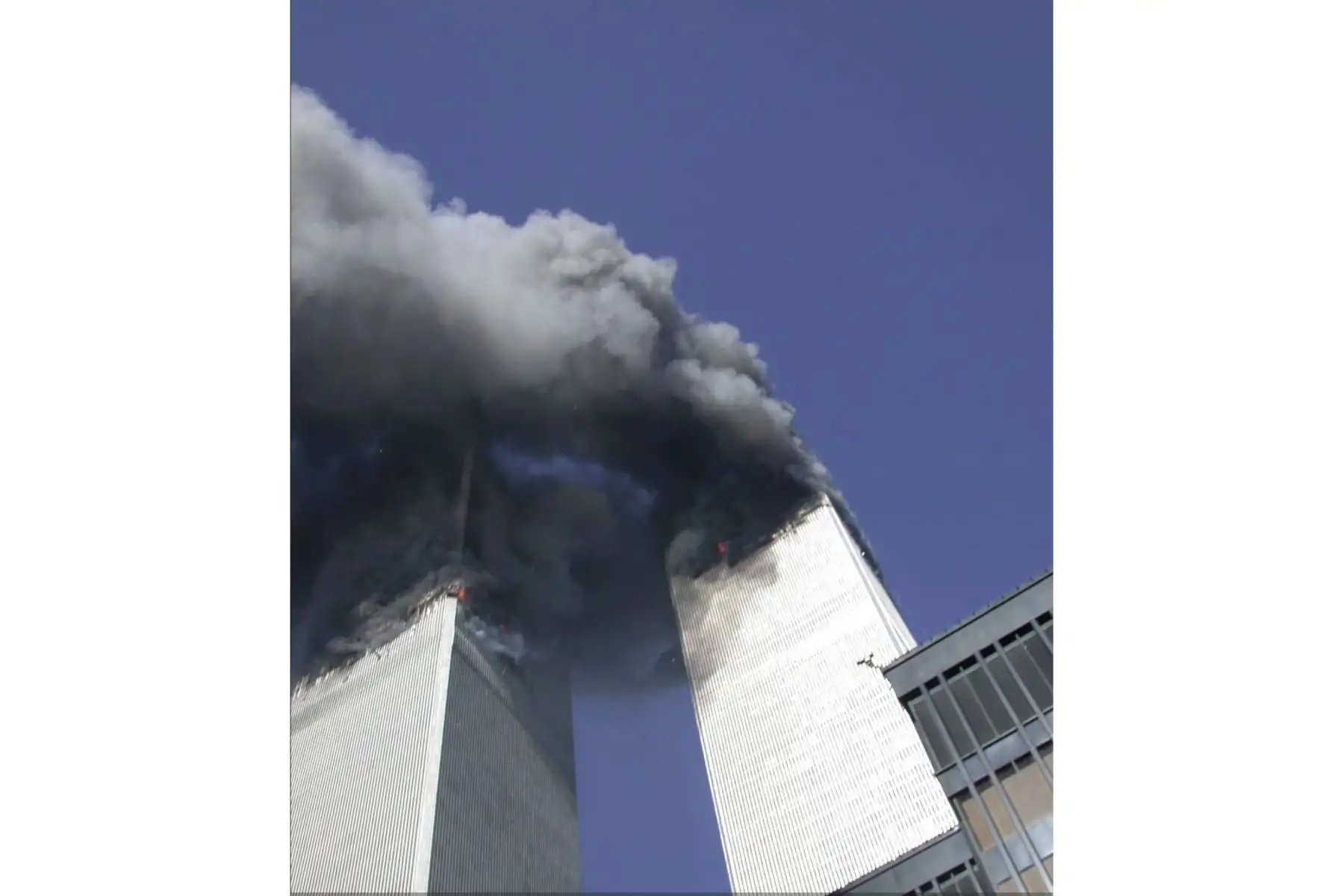 Las torres del World Trade Center después de que ambos aviones golpearan los edificios. Foto Servicio Secreto de Estados Unidos. Foto: U.S. Secret Service
