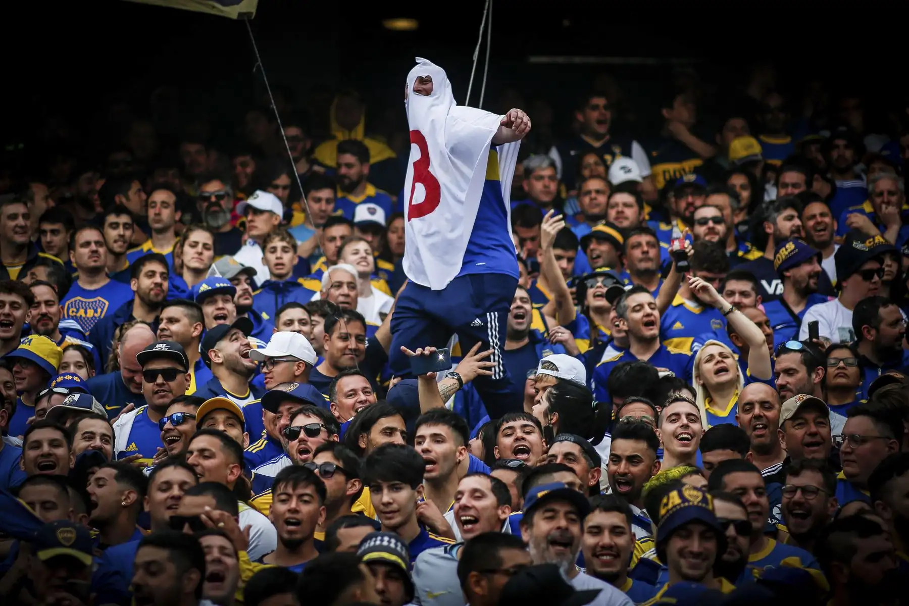 Hinchas de Boca animan el clásico ante el River Plate en el estadio La Bombonera, en Buenos Aires. Foto: EFE