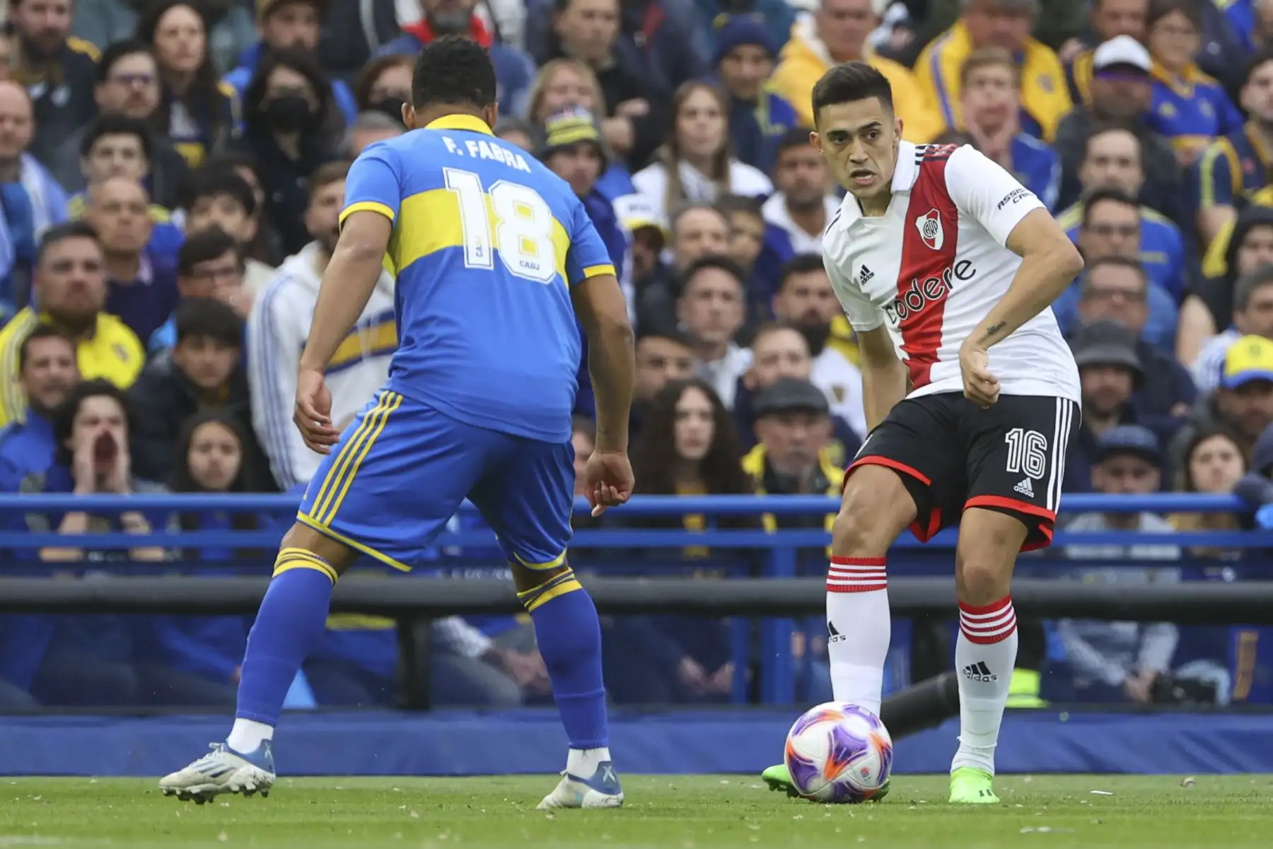 Frank Fabra de Boca Juniors disputa un balón con Pablo Solari de River Plate durante partido de la primera división argentina, en el estadio La Bombonera de Buenos Aires. Foto: EFE