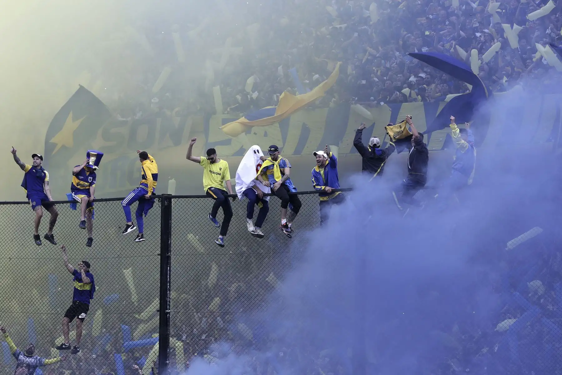 Los hinchas de Boca Juniors animan a su equipo que enfrenta a River Plate por la Liga Argentina. Foto: AFP