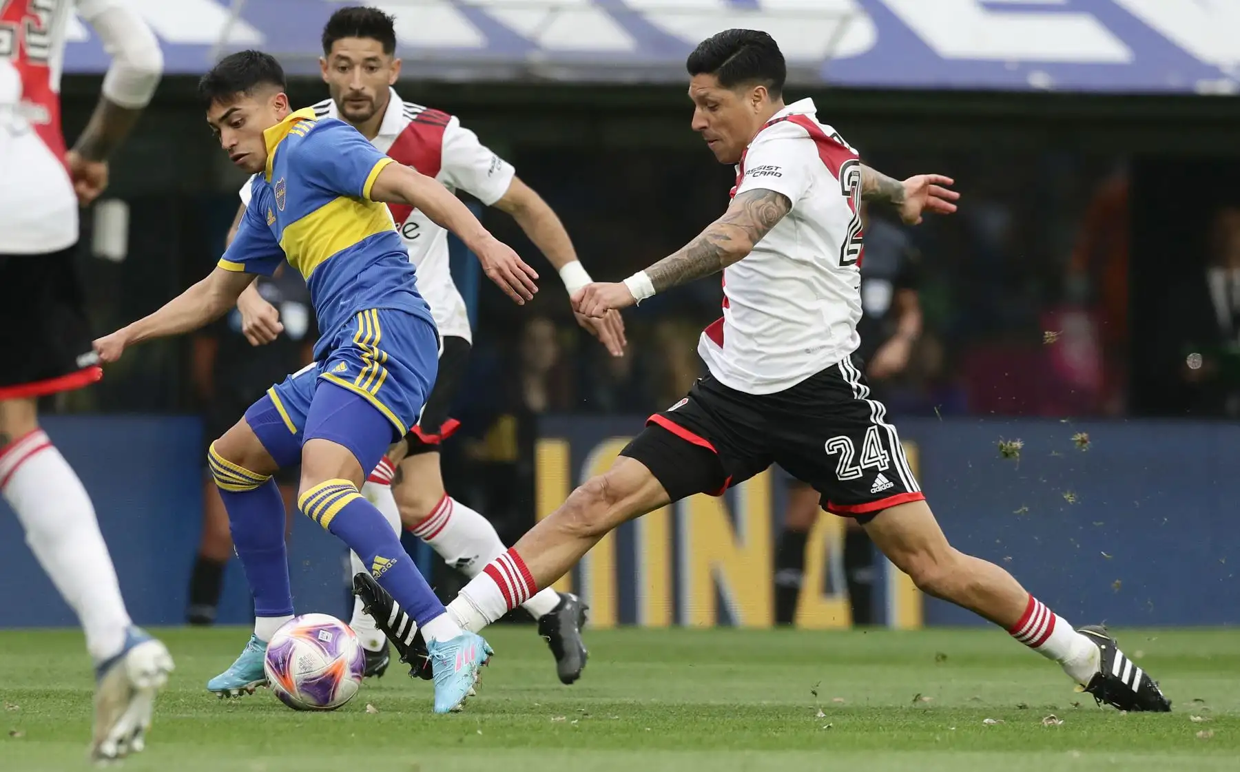El delantero de Boca Juniors, Luca Langoni, compite por el balón con el mediocampista de River Plate, Enzo Pérez, durante su partido del Torneo de la Liga Argentina. Foto: AFP