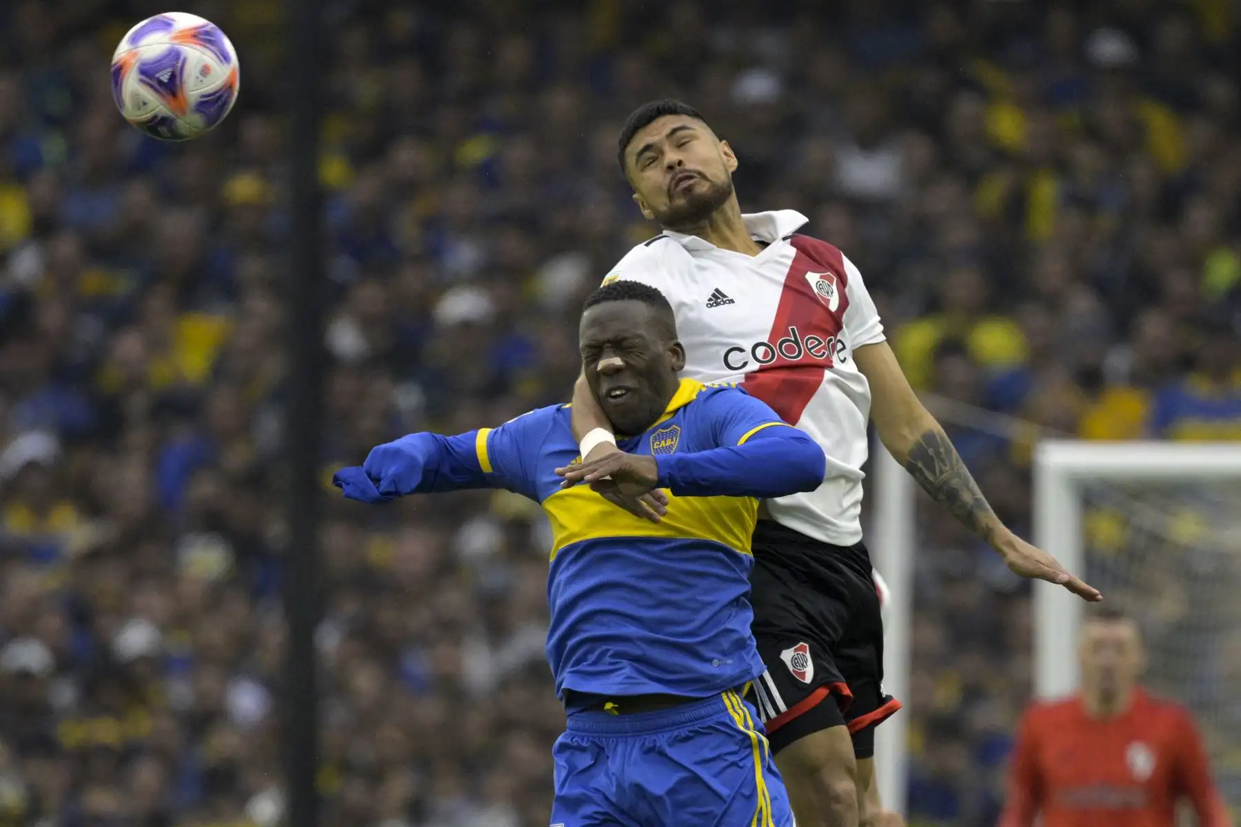 El defensa peruano Luis Advincula de Boca Juniors compite por el balón con el defensa chileno de River Plate, Paulo Díaz, durante el partido del torneo de la Liga Argentina, en La Bombonera. Foto: AFP
