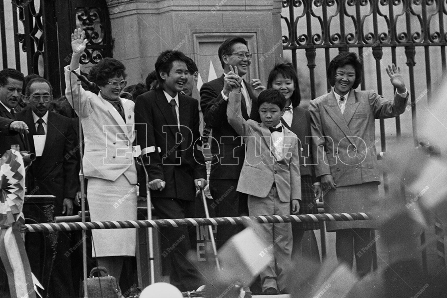 Lima - 28 julio 1990. El presidente de la República Alberto Fujimori Fujimori, junto a su esposa Susana Higuchi y a sus hijos Keiko, Hiro, Sachi y Kenji Fujimori Higuchi, saludan a los ciudadanos desde el patio de Palacio de Gobierno. Foto: Archivo Histórico de El Peruano / Leoncio Mariscal