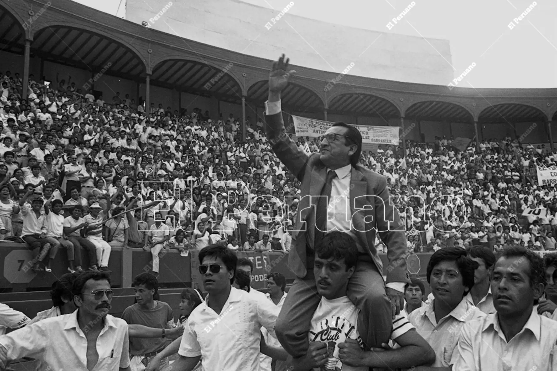 Lima - 11 marzo 1989. Alfonso Barrantes en multitudinario mitin de la Izquierda Unida en Plaza de Acho. Foto: Archivo Histórico de El Peruano / Leoncio Mariscal