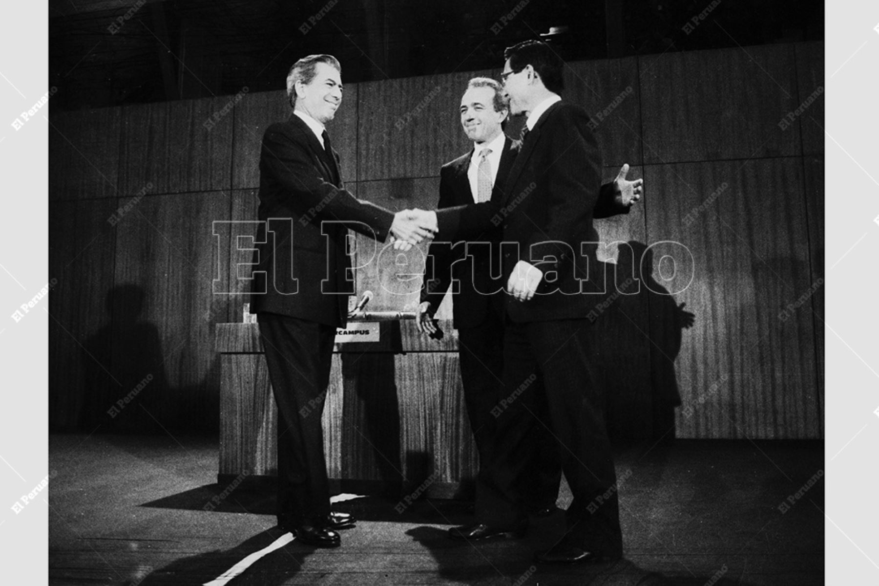 Debate entre Alberto Fujimori, candidato de presidencial por Cambio 90, y Mario Vargas Llosa del Frente Democrático (FREDEMO), con miras a la segunda vuelta electoral de 1990. El periodista Guido Lombardi fue moderador del debate presidencial. Foto: Archivo Histórico de El Peruano / Leoncio Mariscal