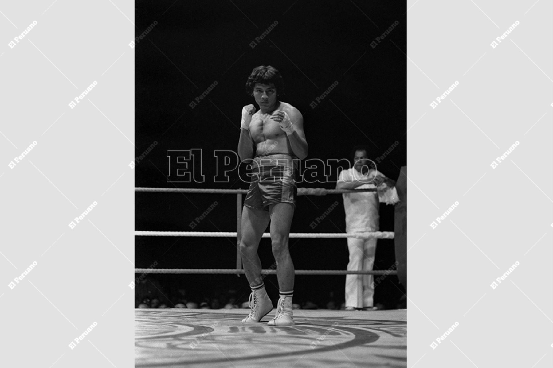 Lima - 14 octubre 1977. El boxeador Fernando Rocco el día de su debut profesional con un triunfo en el primer asalto sobre Alejandro Muedas. Foto: Archivo Histórico de El Peruano / Leoncio Mariscal