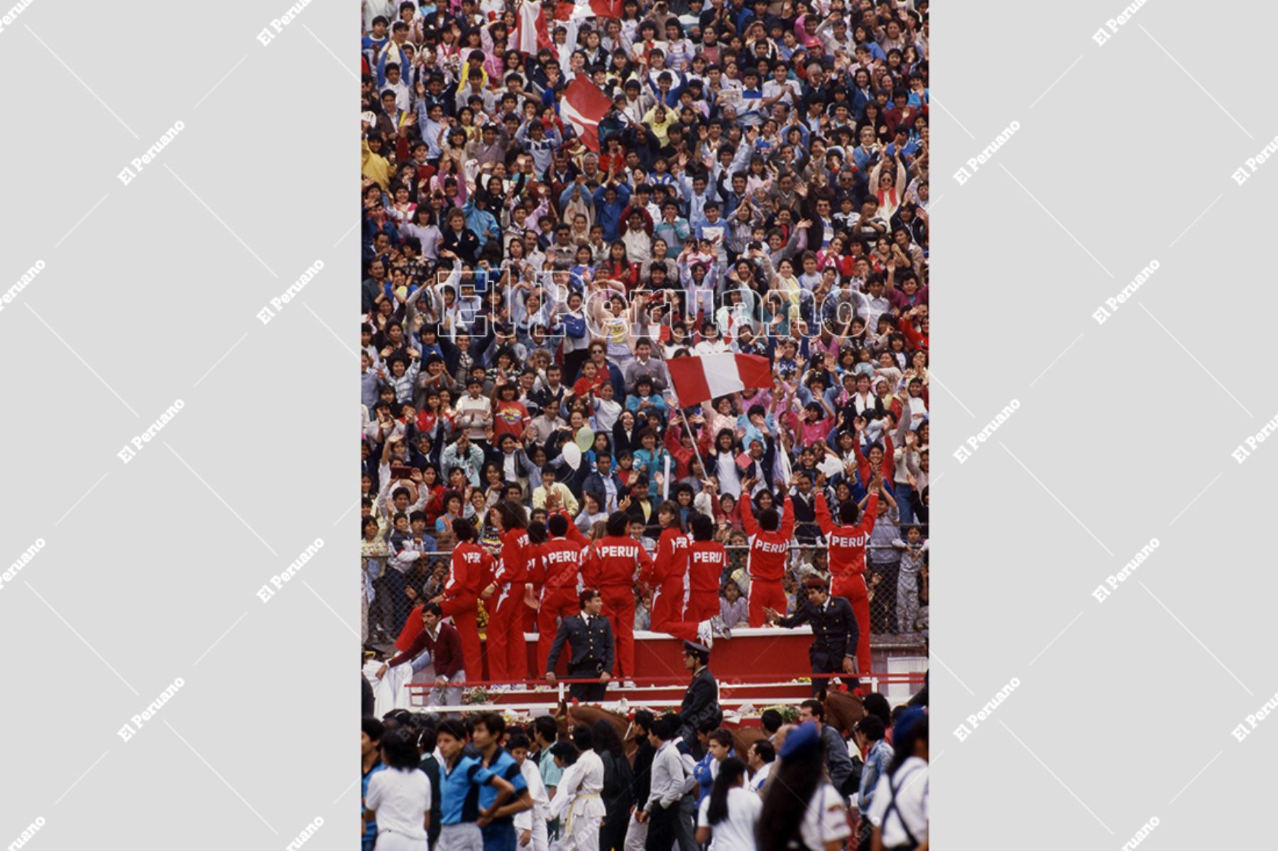 Lima - 2 octubre 1988. Multitudinaria bienvenida en el Estadio Nacional a la selección peruana de voleibol subcampeona olímpica en los Juegos de Seúl 88. Foto: Archivo Histórico de El Peruano / Leoncio Mariscal