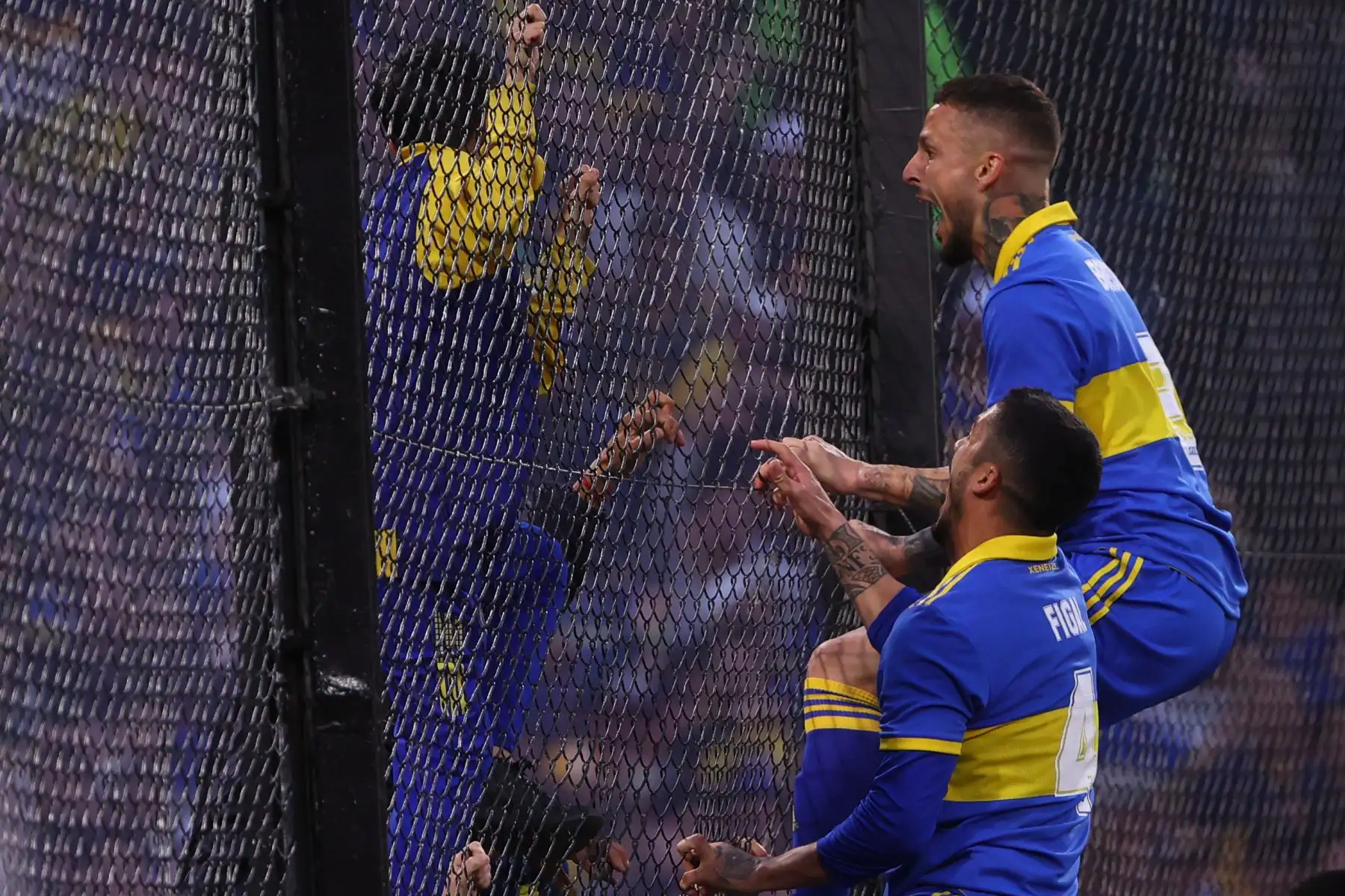 Darío Benedetto de Boca celebra con la hinchada tras anotar el 1-0 ante River Plate, en el estadio La Bombonera en Buenos Aires. Foto: EFE