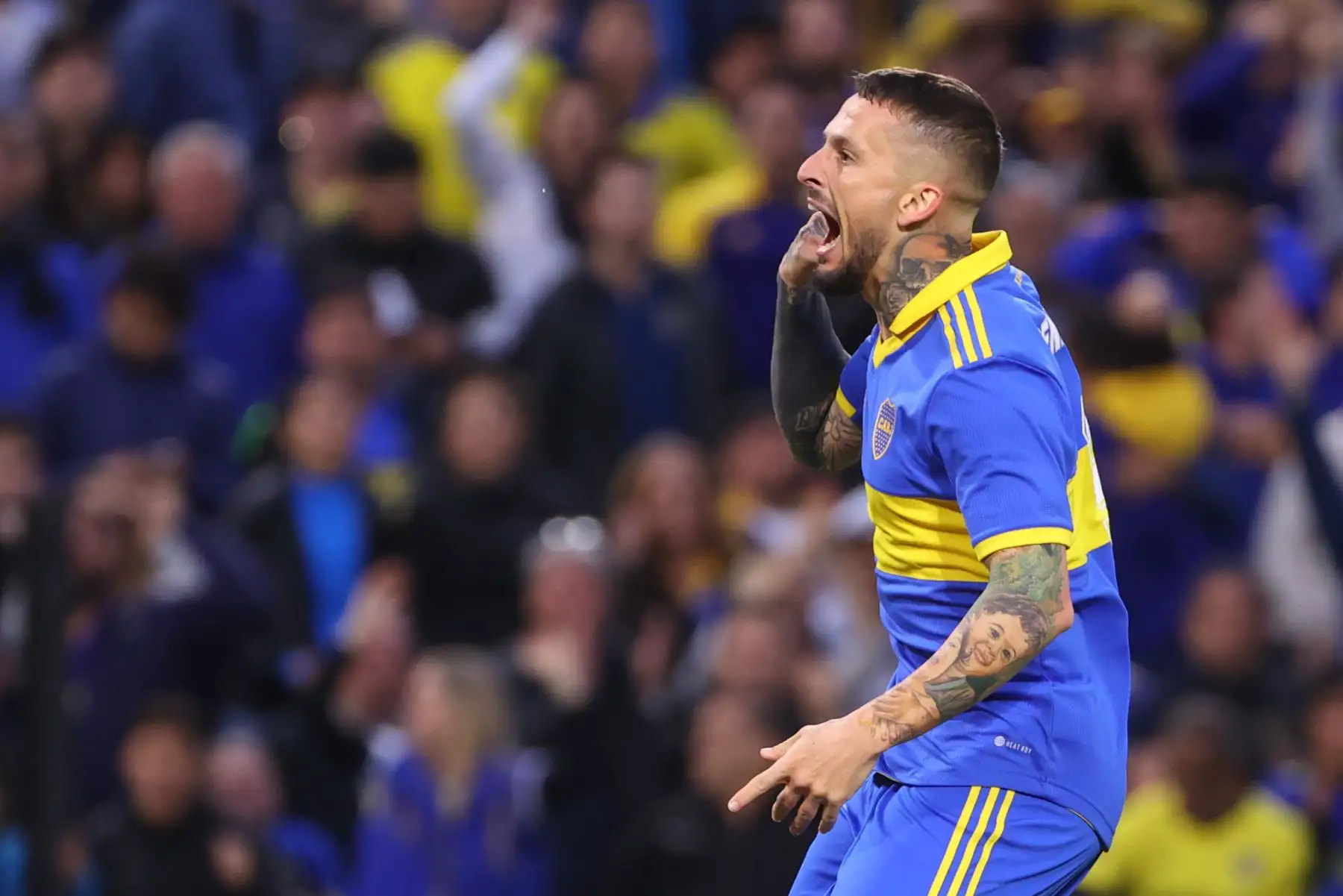 Darío Benedetto de Boca celebra tras anotar el 1-0 ante River Plate, en el estadio La Bombonera en Buenos Aires. Foto: EFE